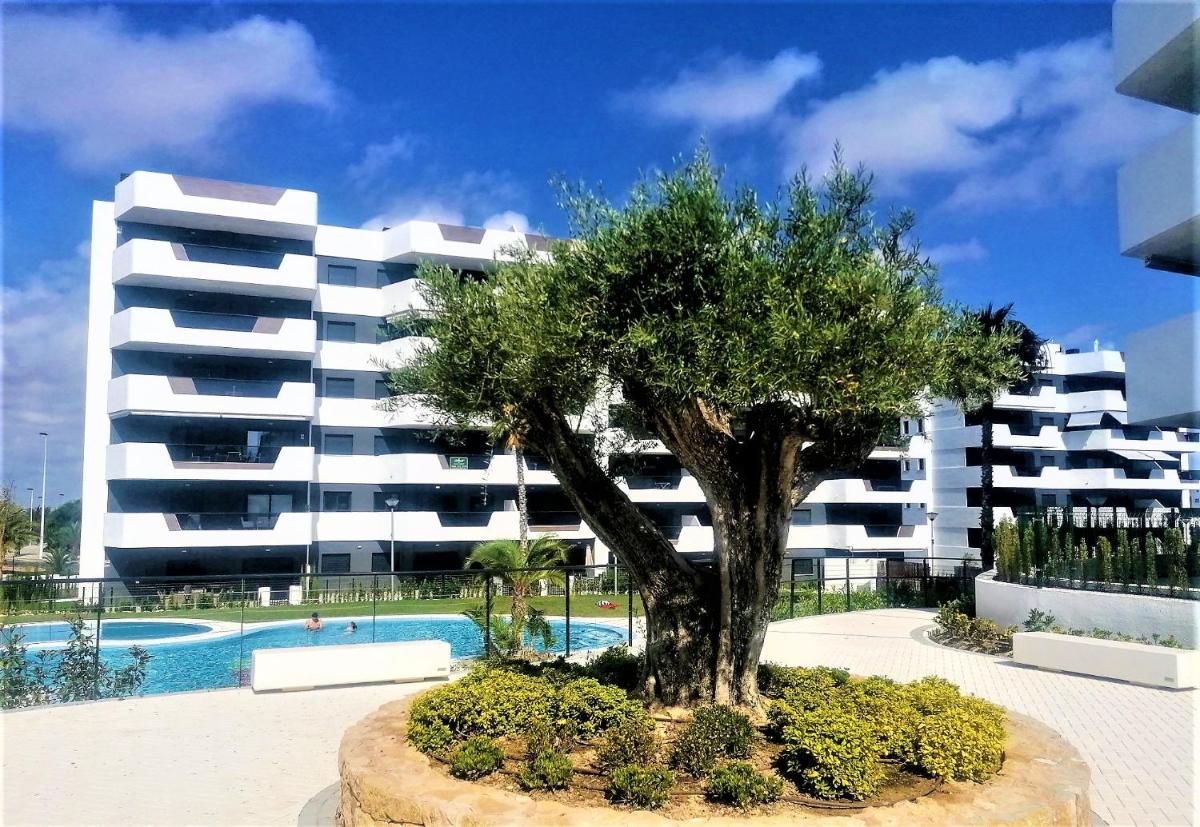 Cosy ground floor apartment with direct access to the pool photo 3