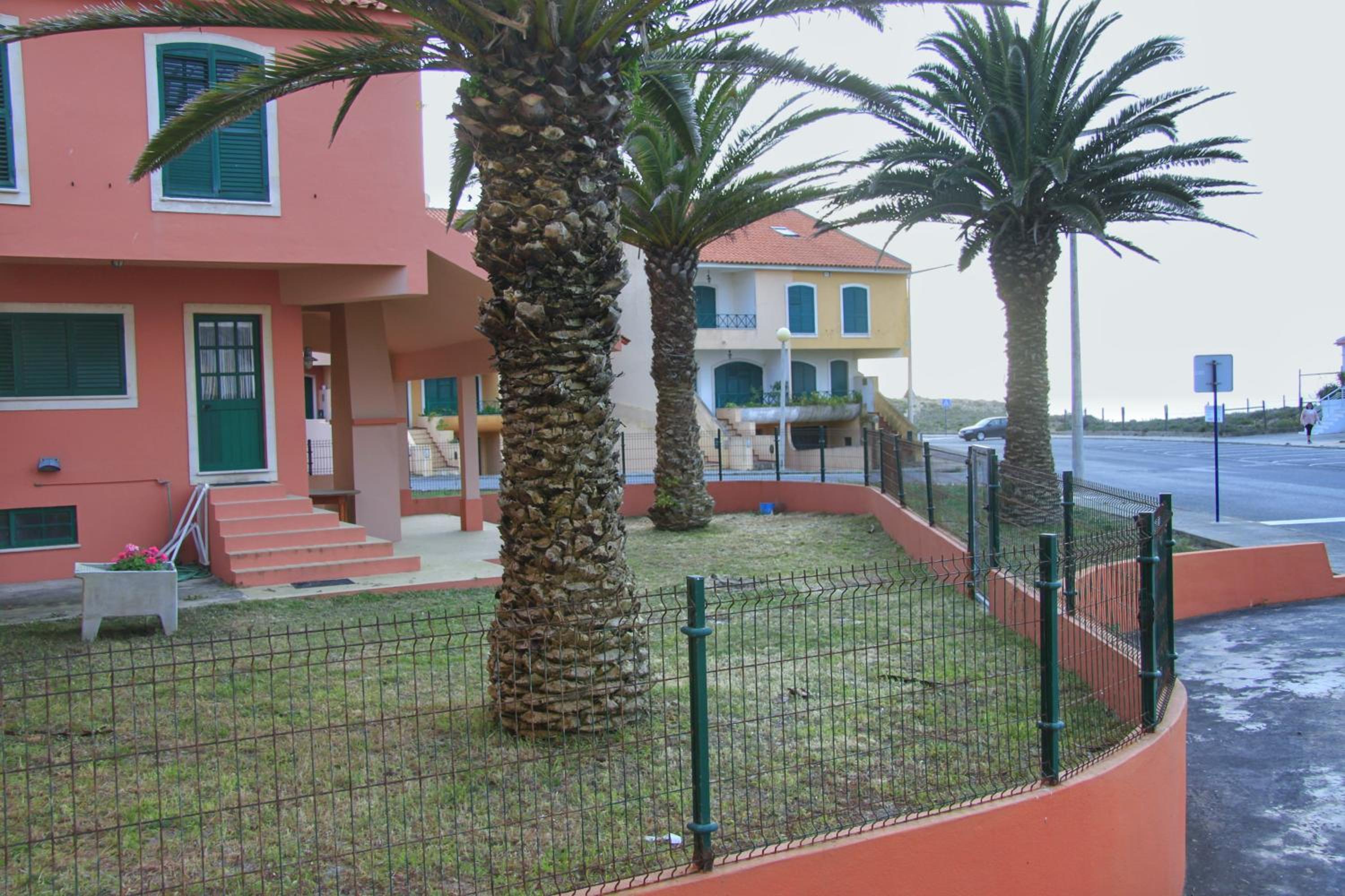 Casas da praia Supertubos view 2