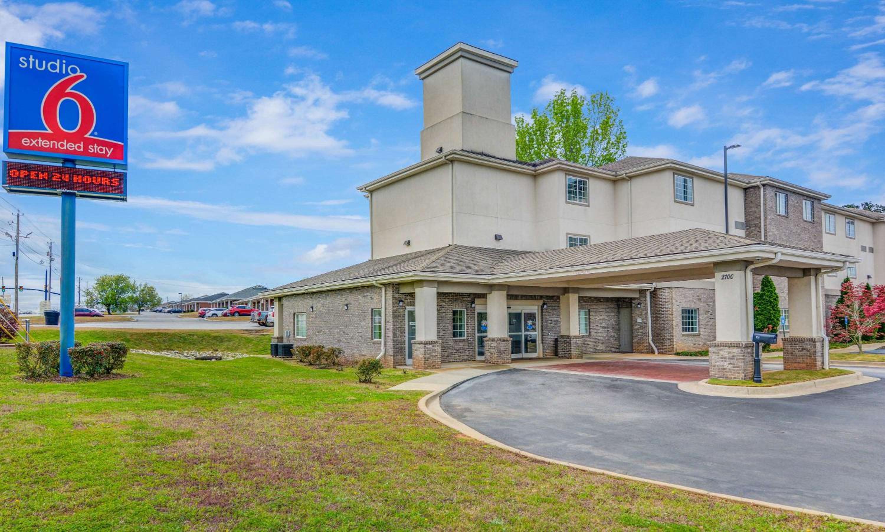 Opelika Vacations - Studio 6-Opelika, AL - Auburn Al - Property Image 3