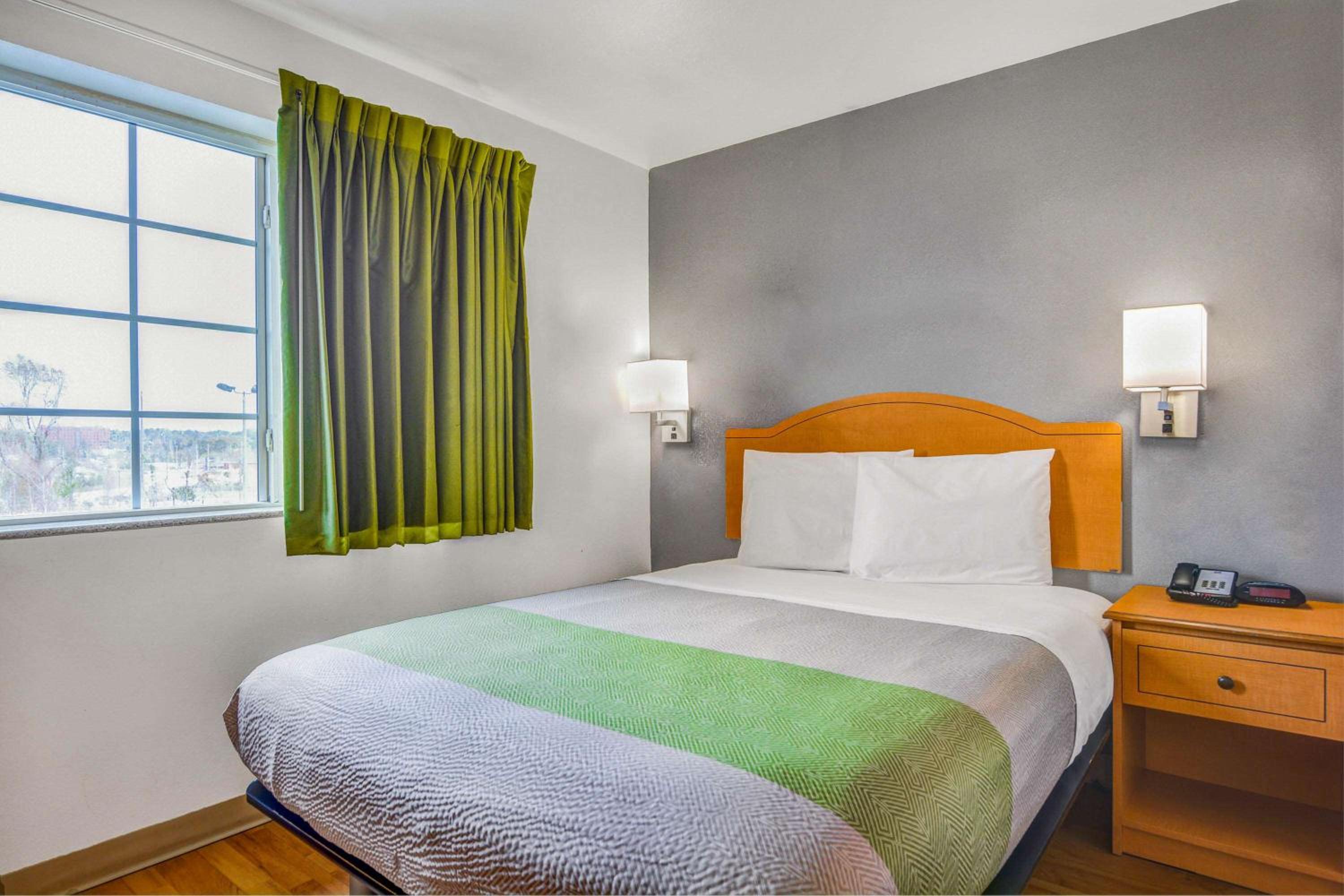 Opelika Vacations - Studio 6-Opelika, AL - Auburn Al - Property Image 25