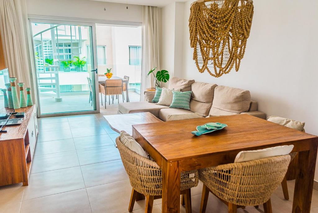 Luxurious pent house steps from the beach, C4, Los view 3
