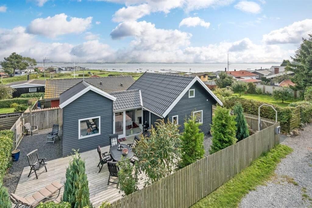 Skøn feriebolig med havudsigt i naturskønt område