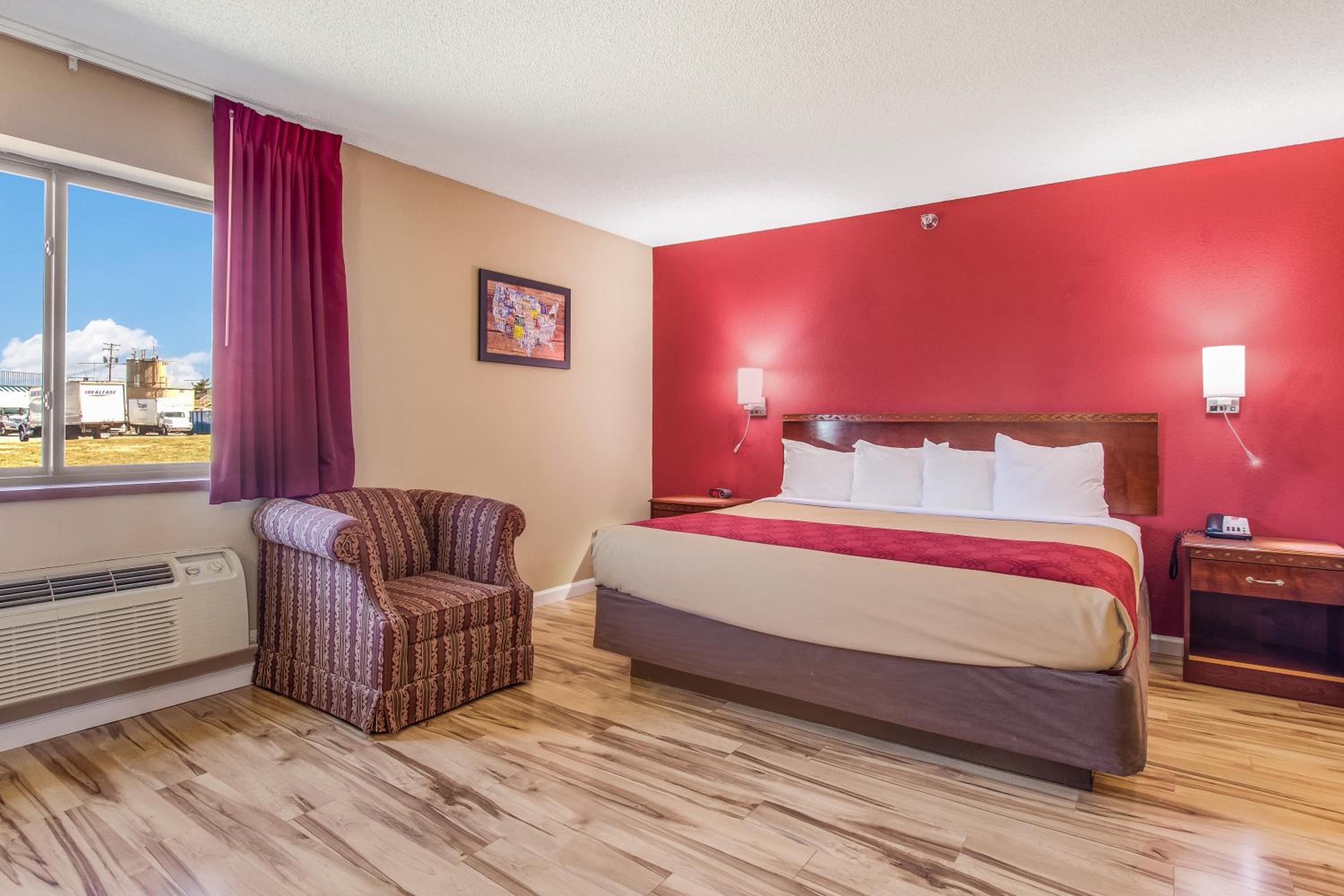 Shelbyville Vacations - Econo Lodge Shelbyville - Property Image 9