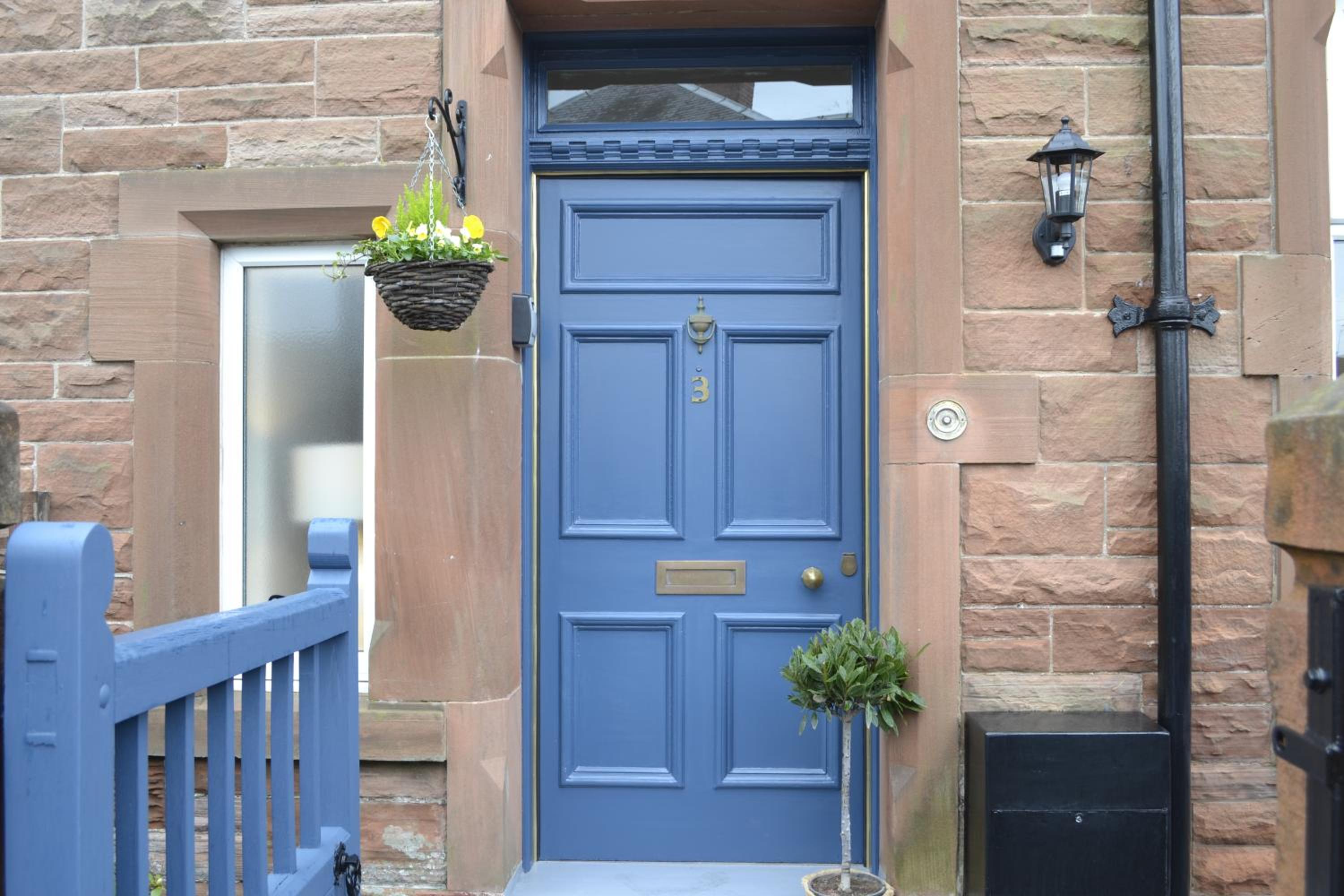 Stunning Period Townhouse with Garden, Walking Distance to Town