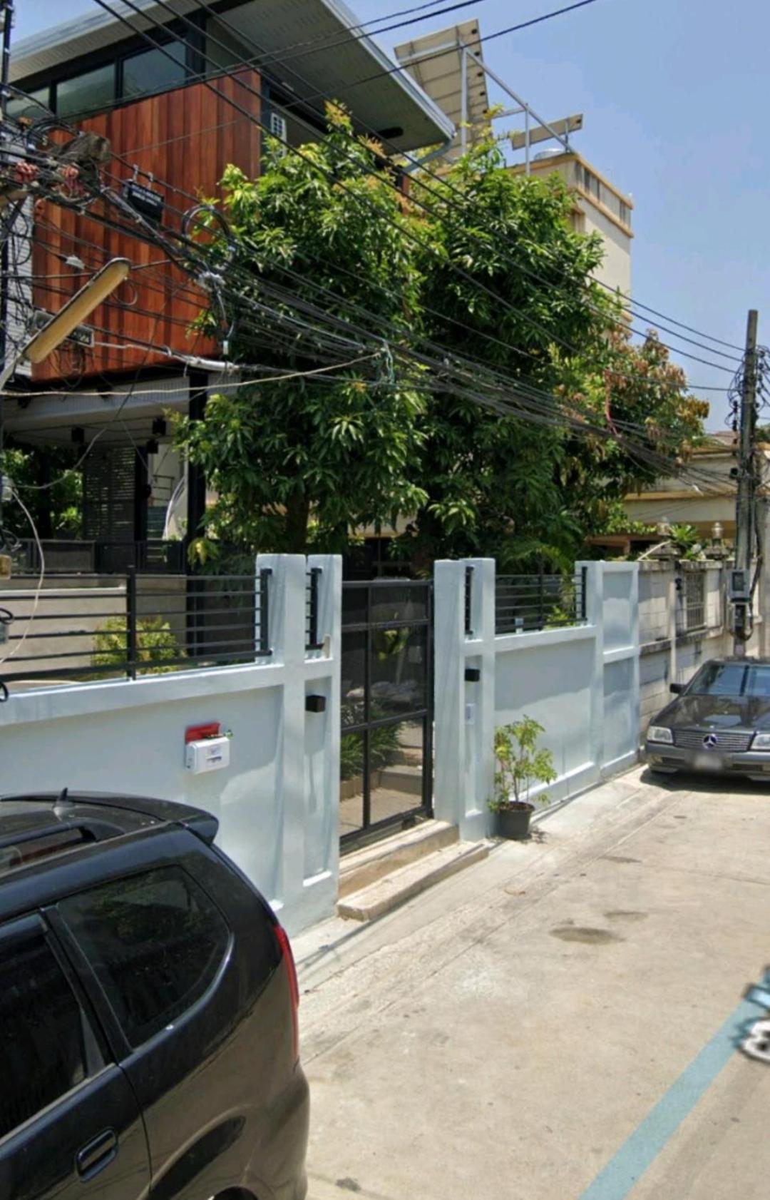 Hotel Exclusive access to the whole garden. - Image 1