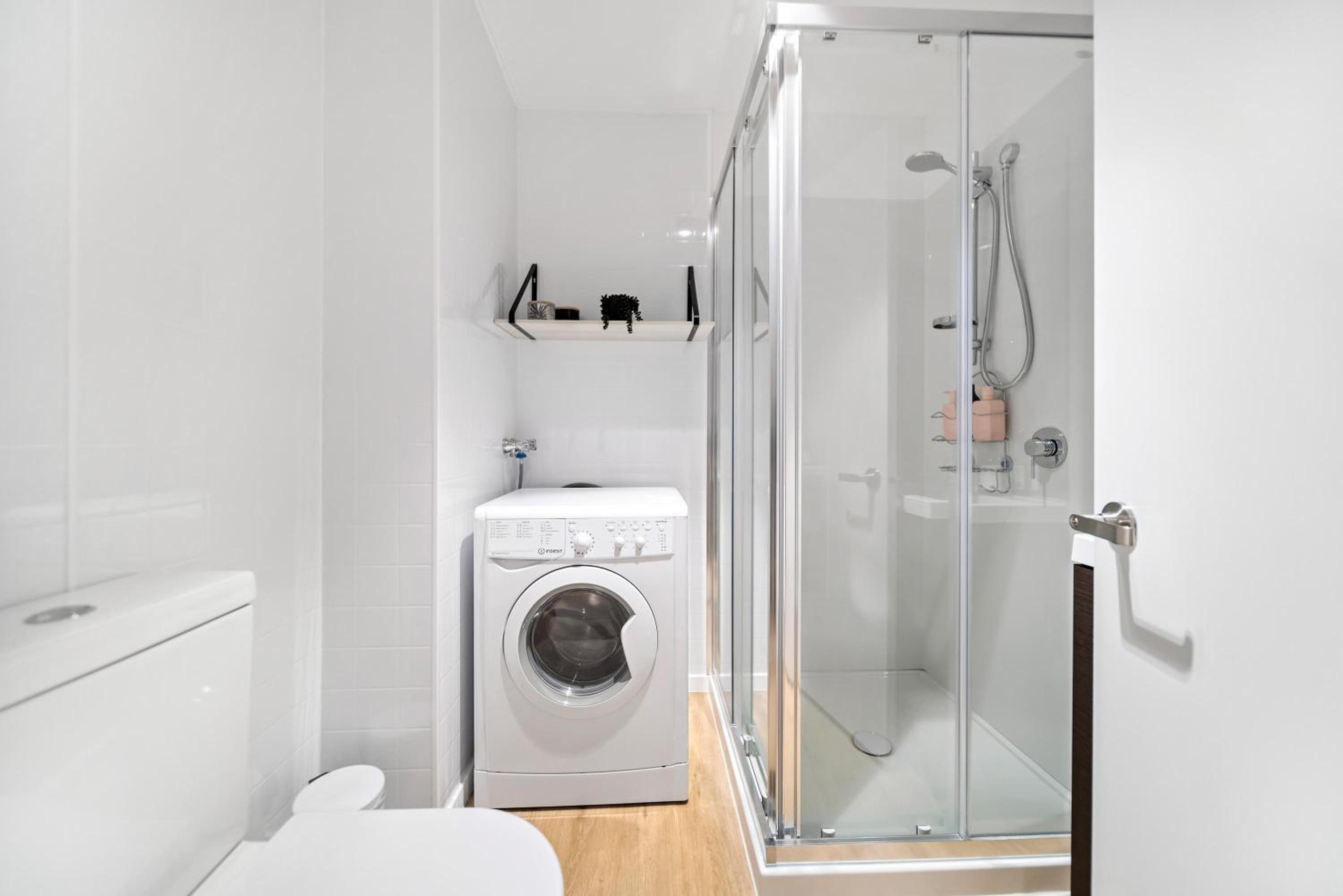 Stylish Brand New Apartment - 7 Minute walk to Town view 3