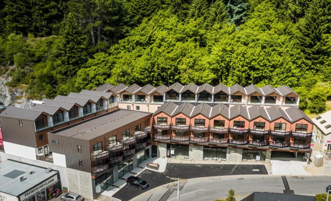 Stylish Brand New Apartment - 7 Minute walk to Town view 4