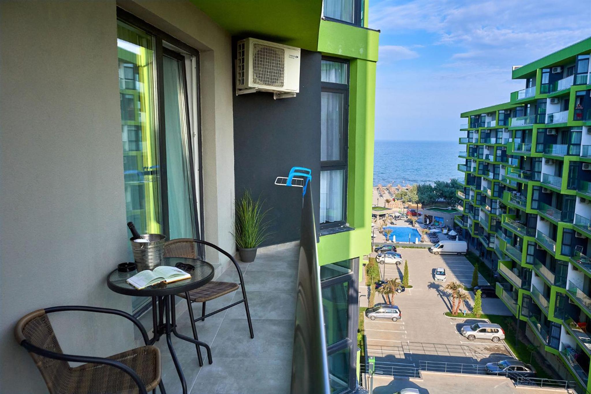 Vibe Apartment- Spa n Pools beach resort view 2