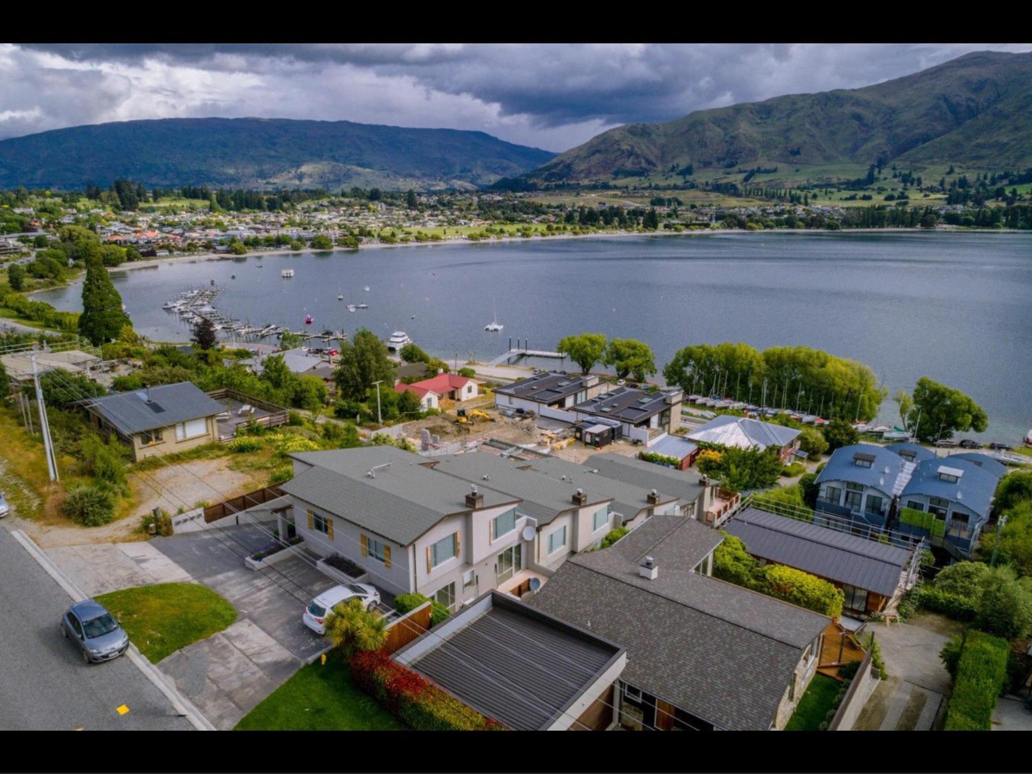 Luxury Lakeview Vista Apartment view 5