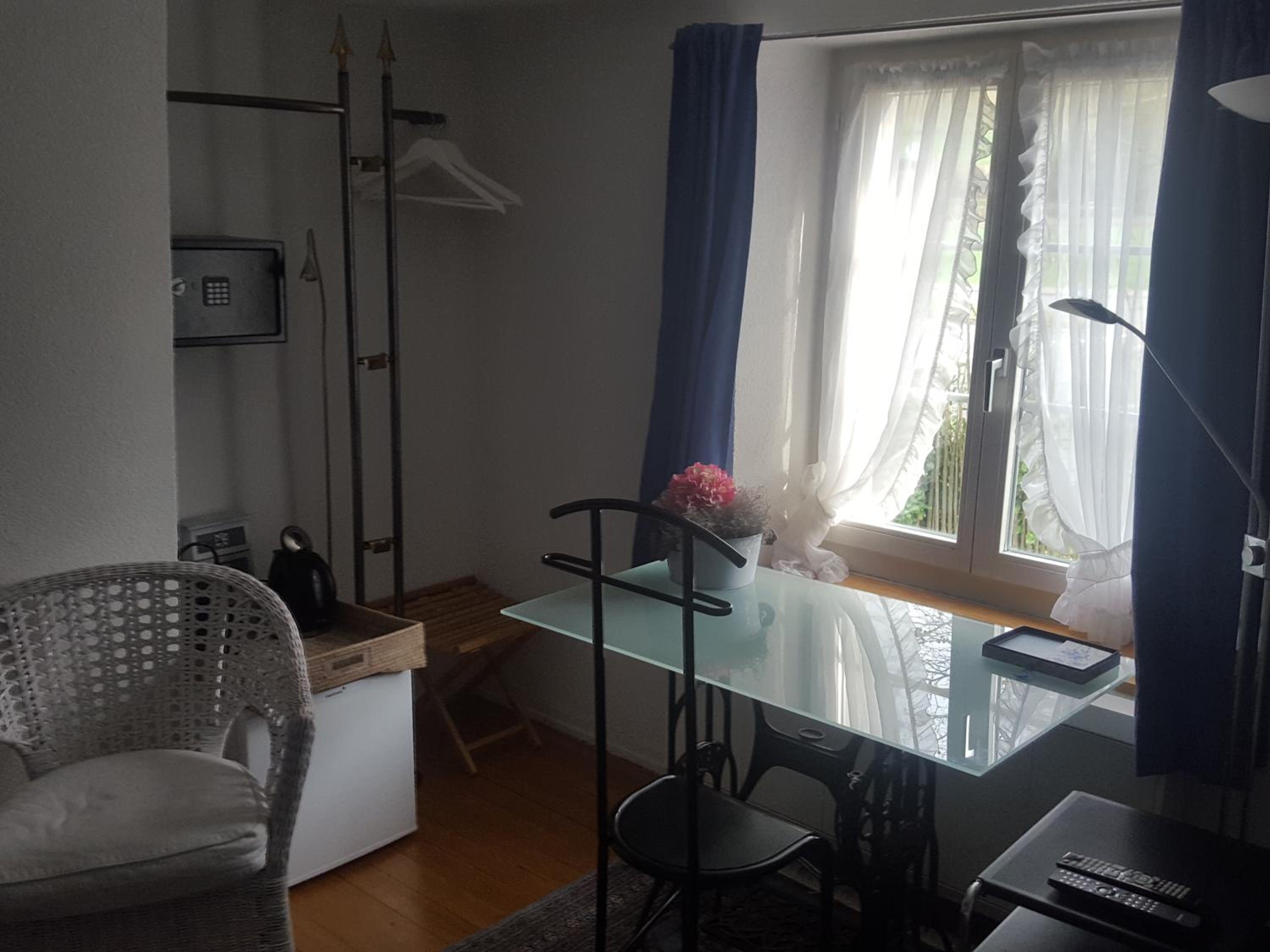 Airport Zürich Elwiras B & B