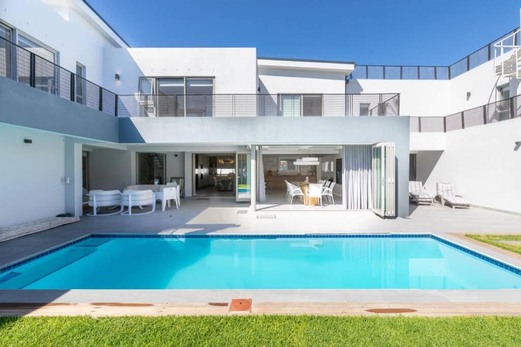 Stunning Villa de Soleil view 3