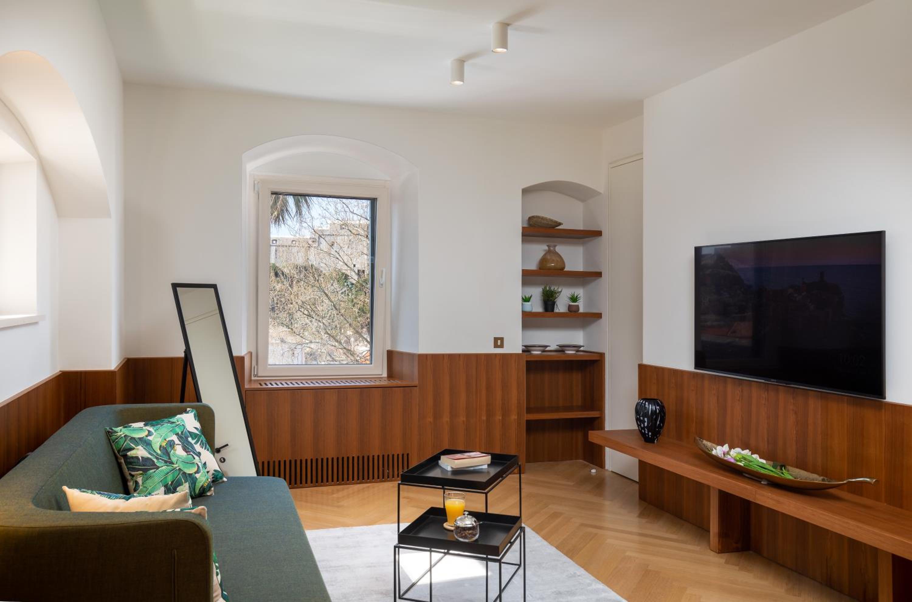 Deluxe Studio Socialist Chic Flavor