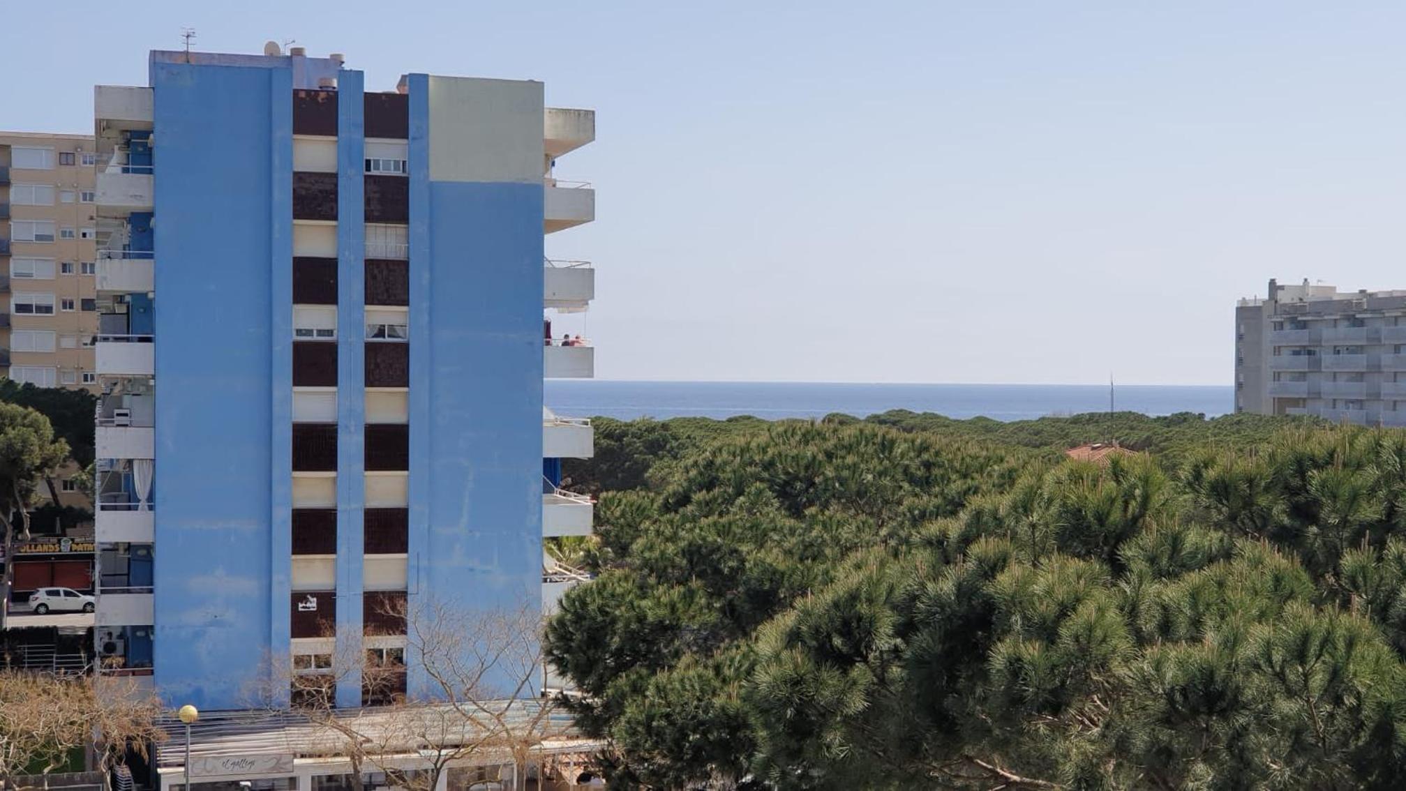 A spacious apartment with a sea view view 4