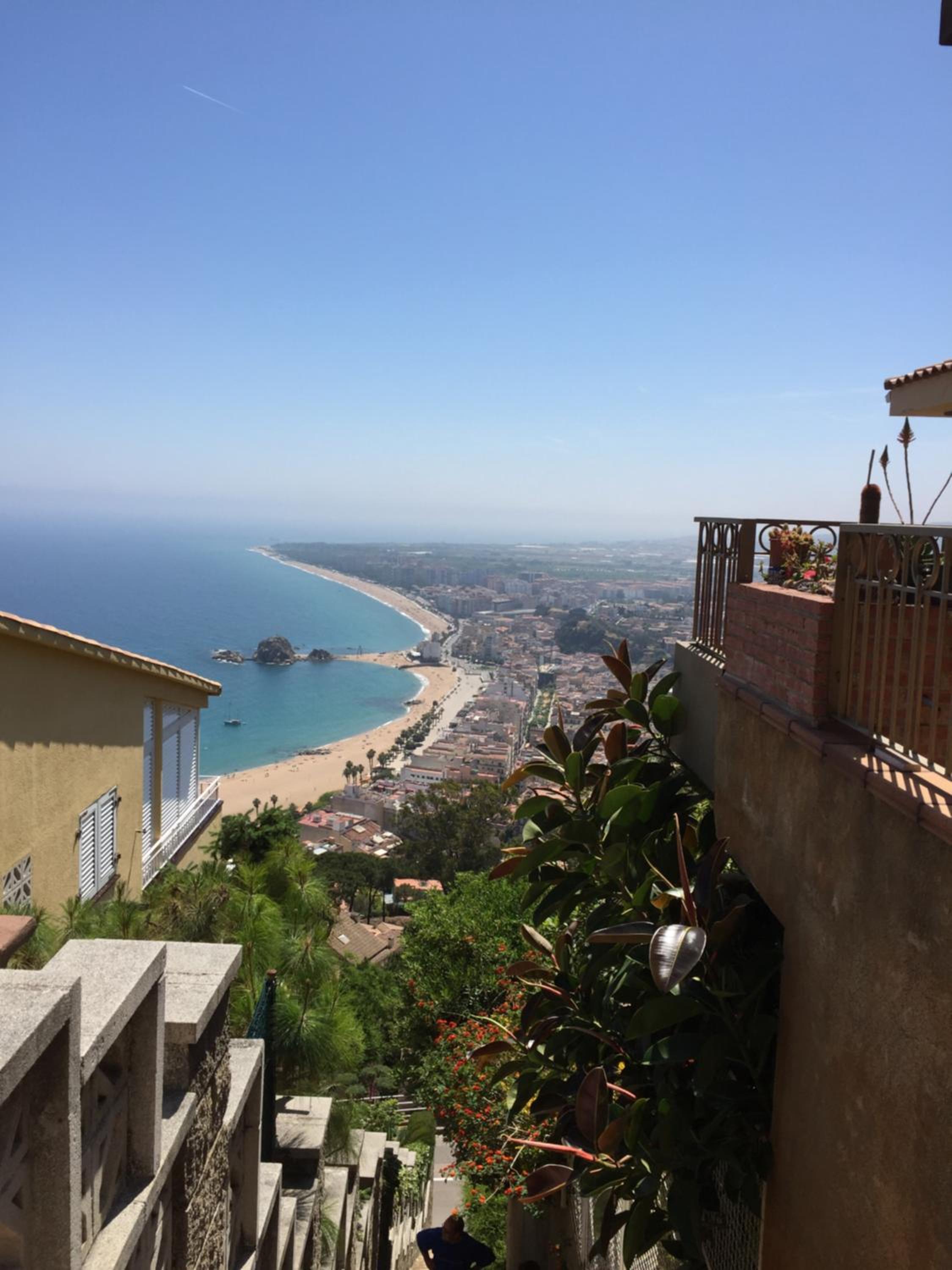 A spacious apartment with a sea view view 2