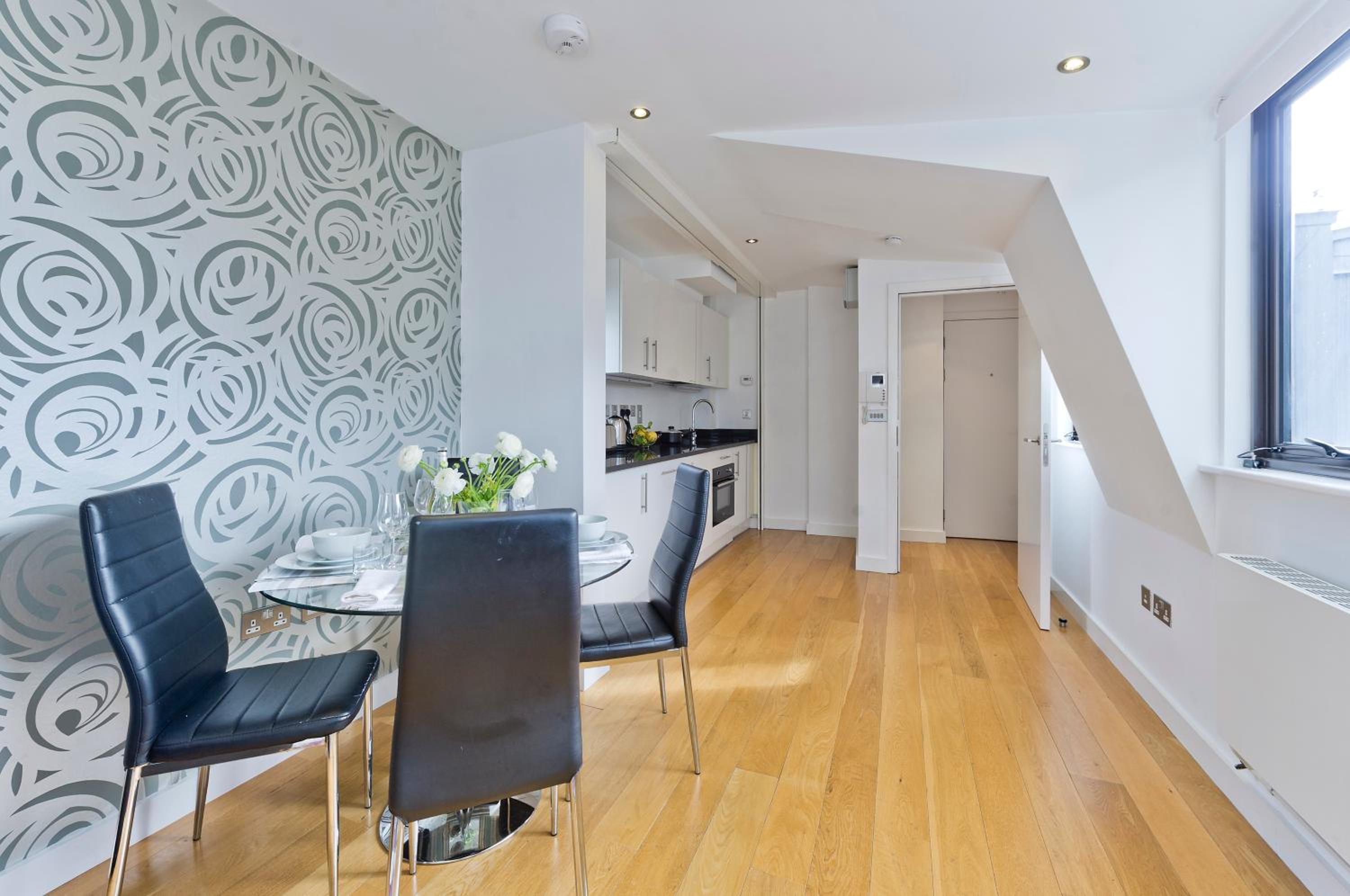 Red Lion Court by City2Stay