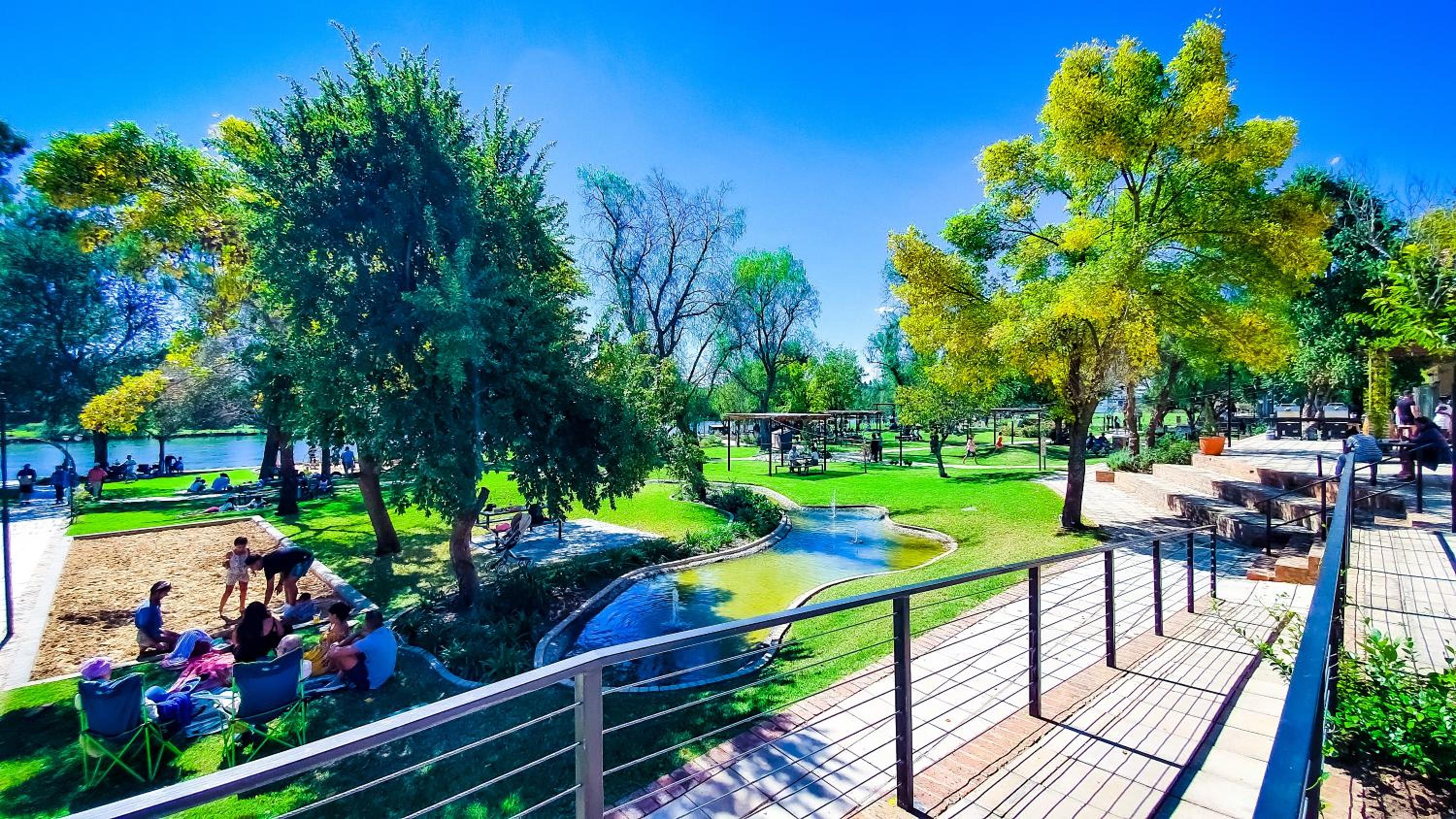 Exquisite Pont de Val Riverside Escape Apartment