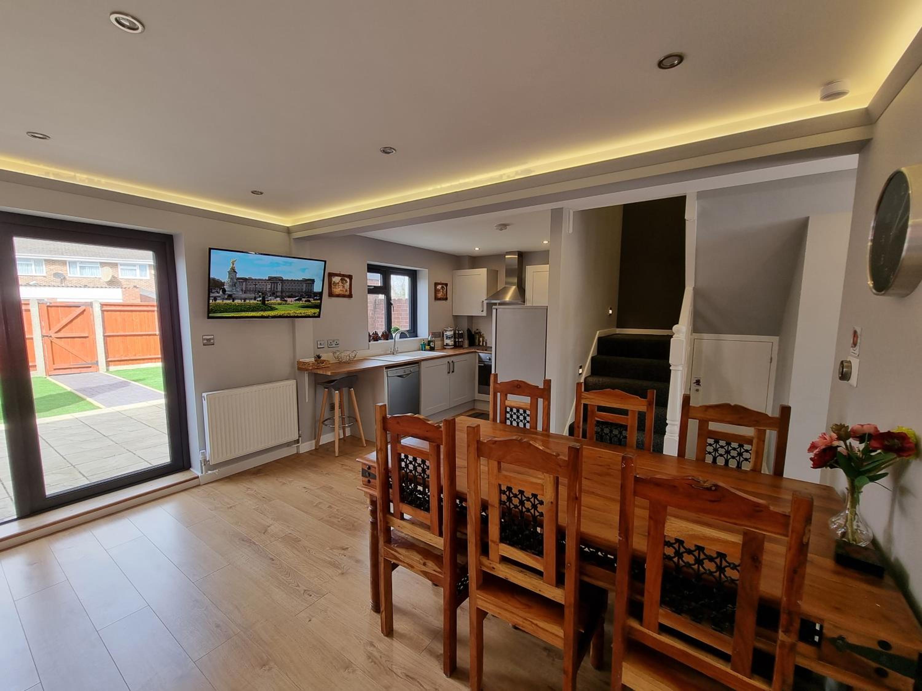 Crown Meadow - 4 Bedroom House - Heathrow - ExcellentStays view 4