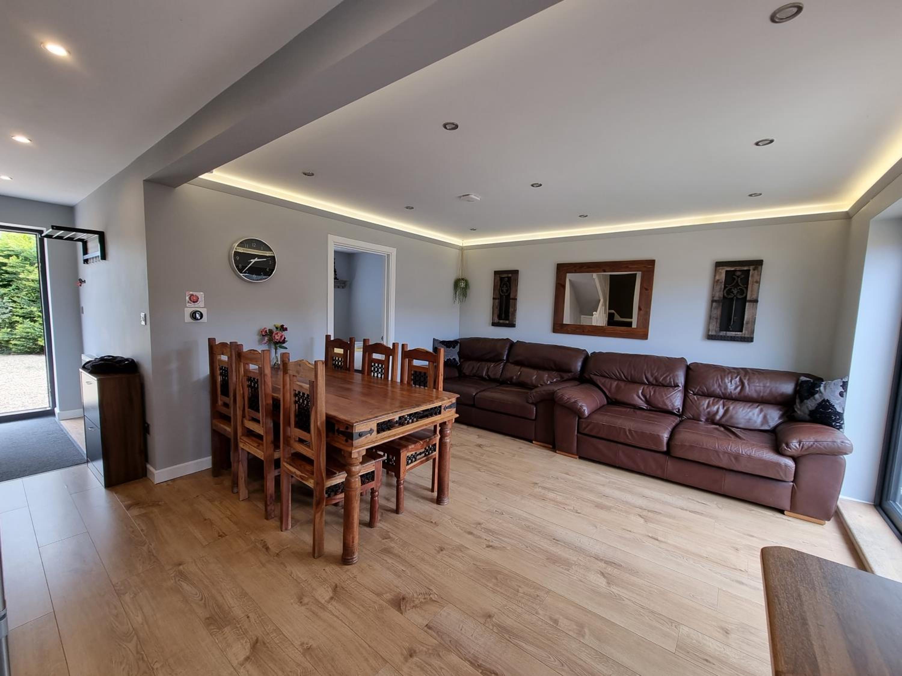 Crown Meadow - 4 Bedroom House - Heathrow - ExcellentStays view 3