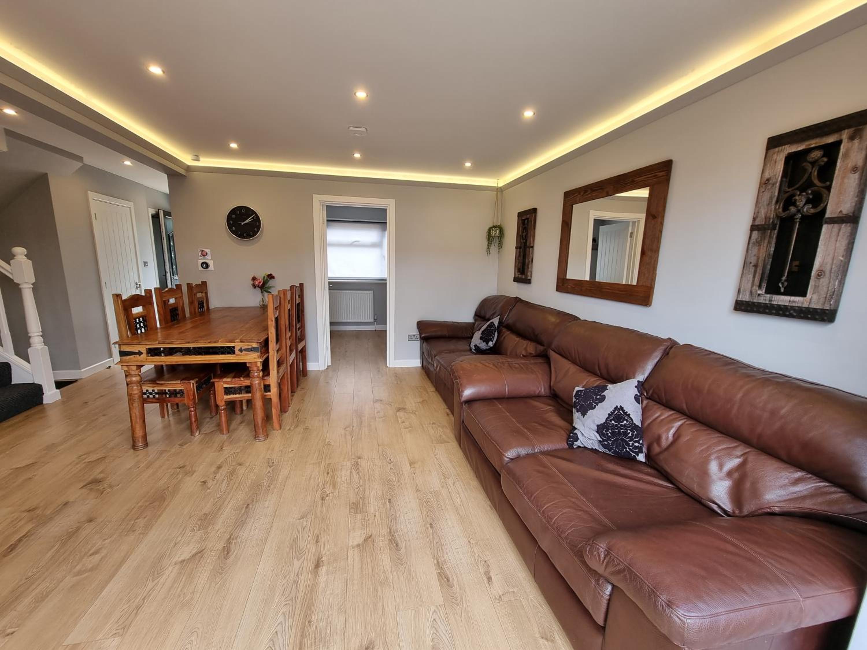 Crown Meadow - 4 Bedroom House - Heathrow - ExcellentStays view 5