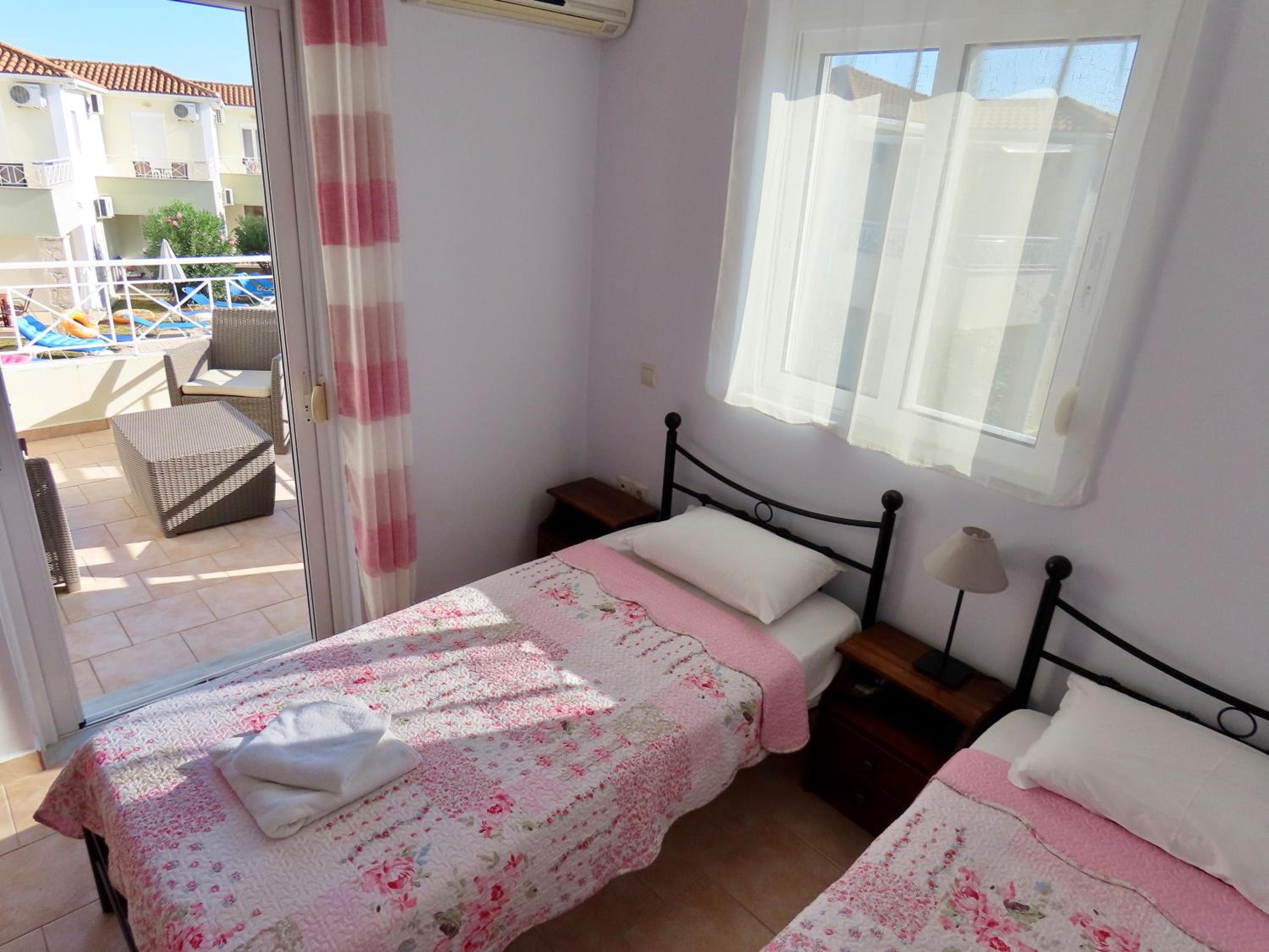 Phoebes Place At Kalamaki Court, 2 Bedroom Villa With A Shared Pool photo 2