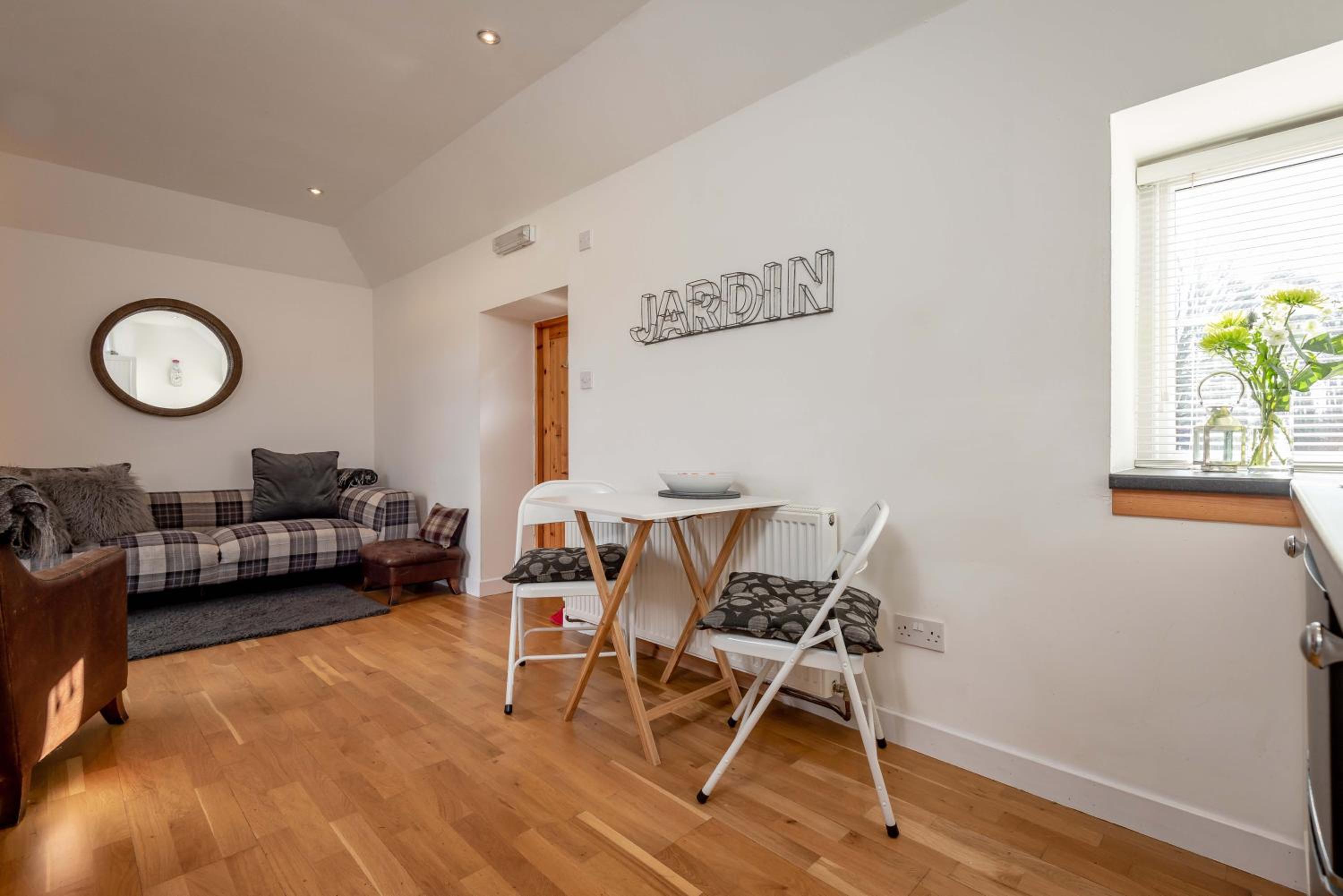 Redlands Country Lodge Apartments with Hot Tubs