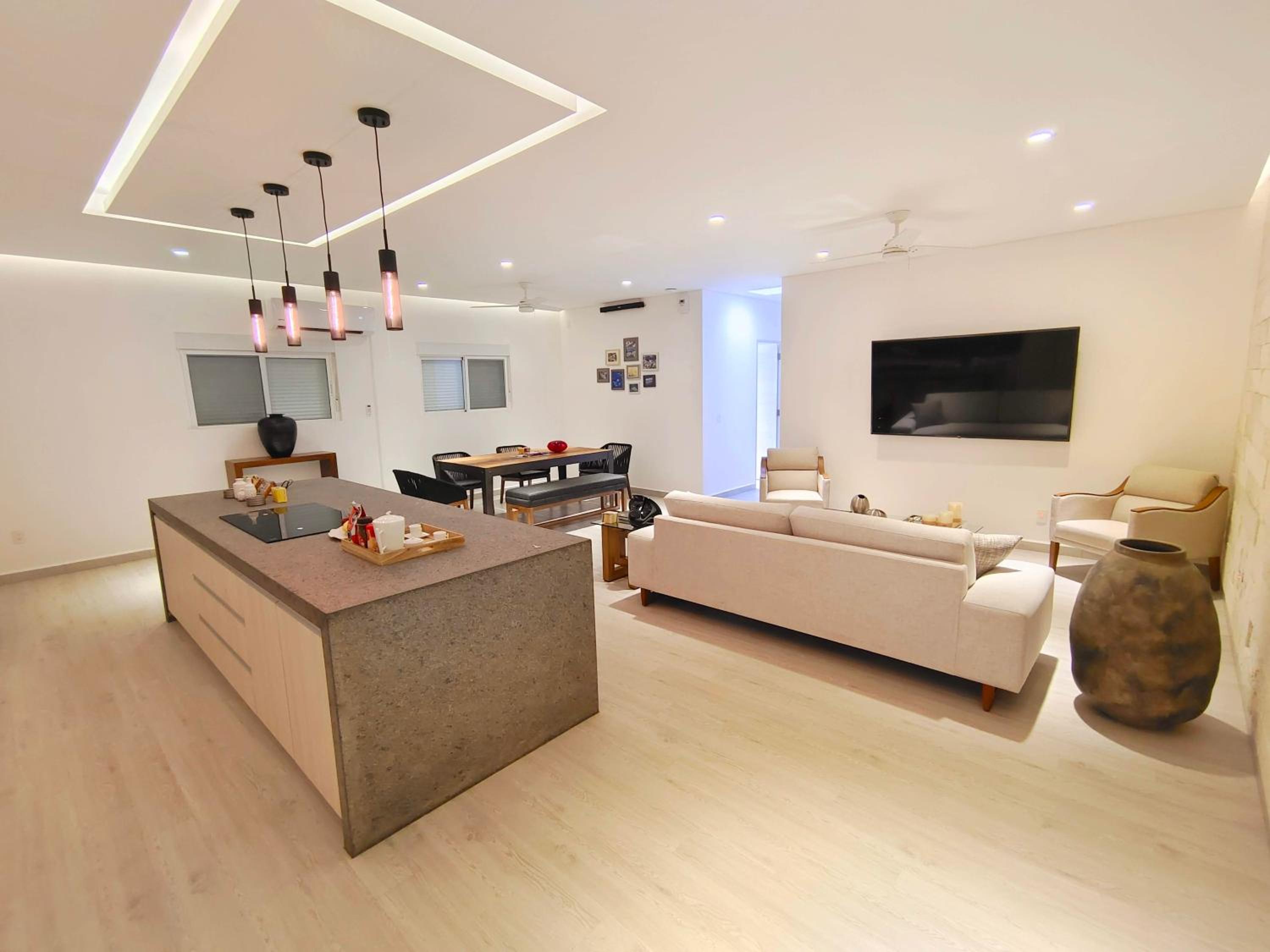 1st Luxury Warehouse