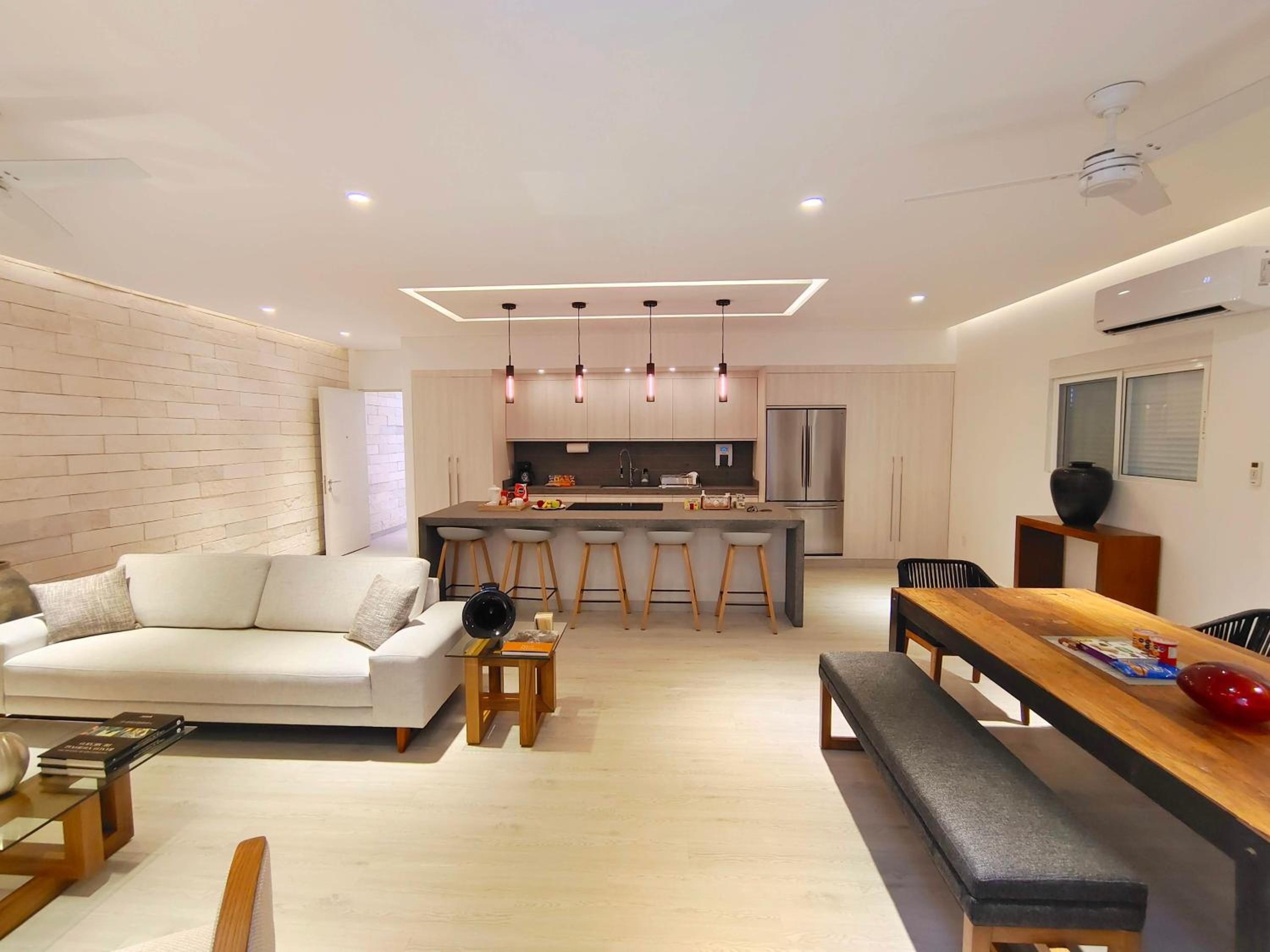 1st Luxury Warehouse