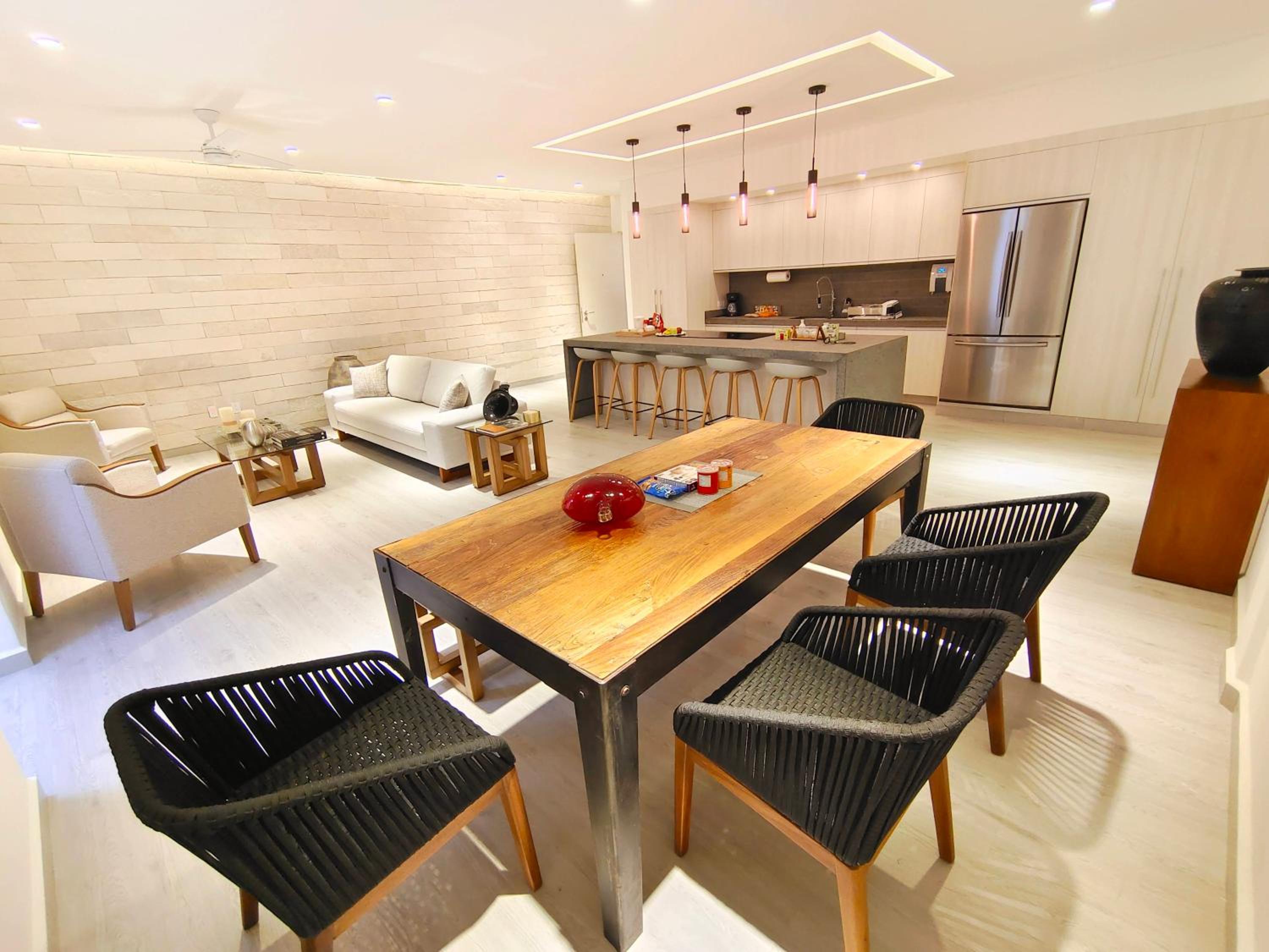 1st Luxury Warehouse