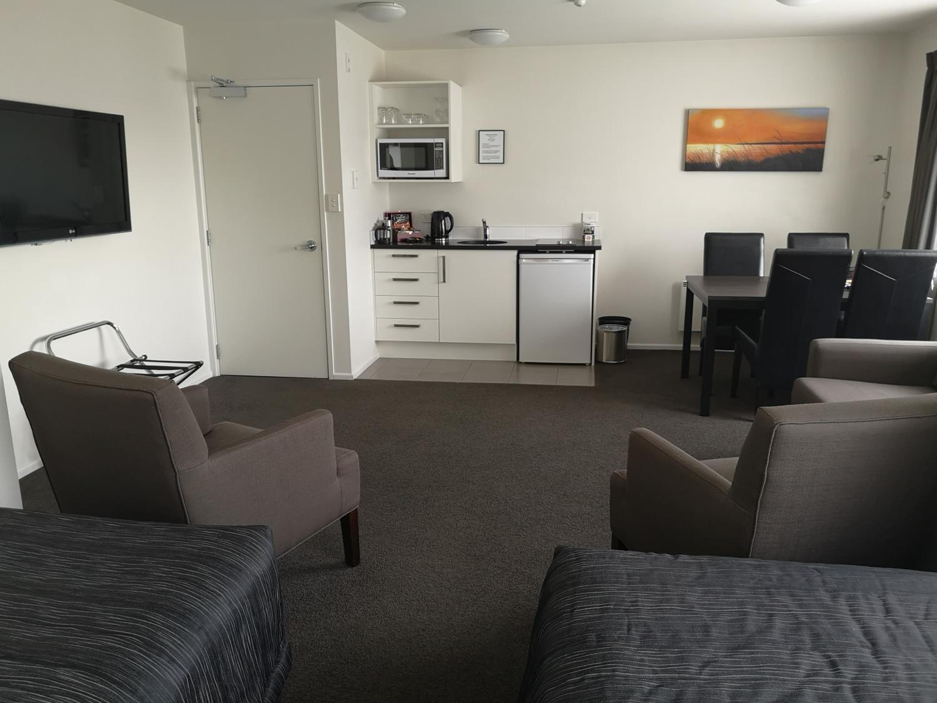 Airport Palms Motel - Image 5