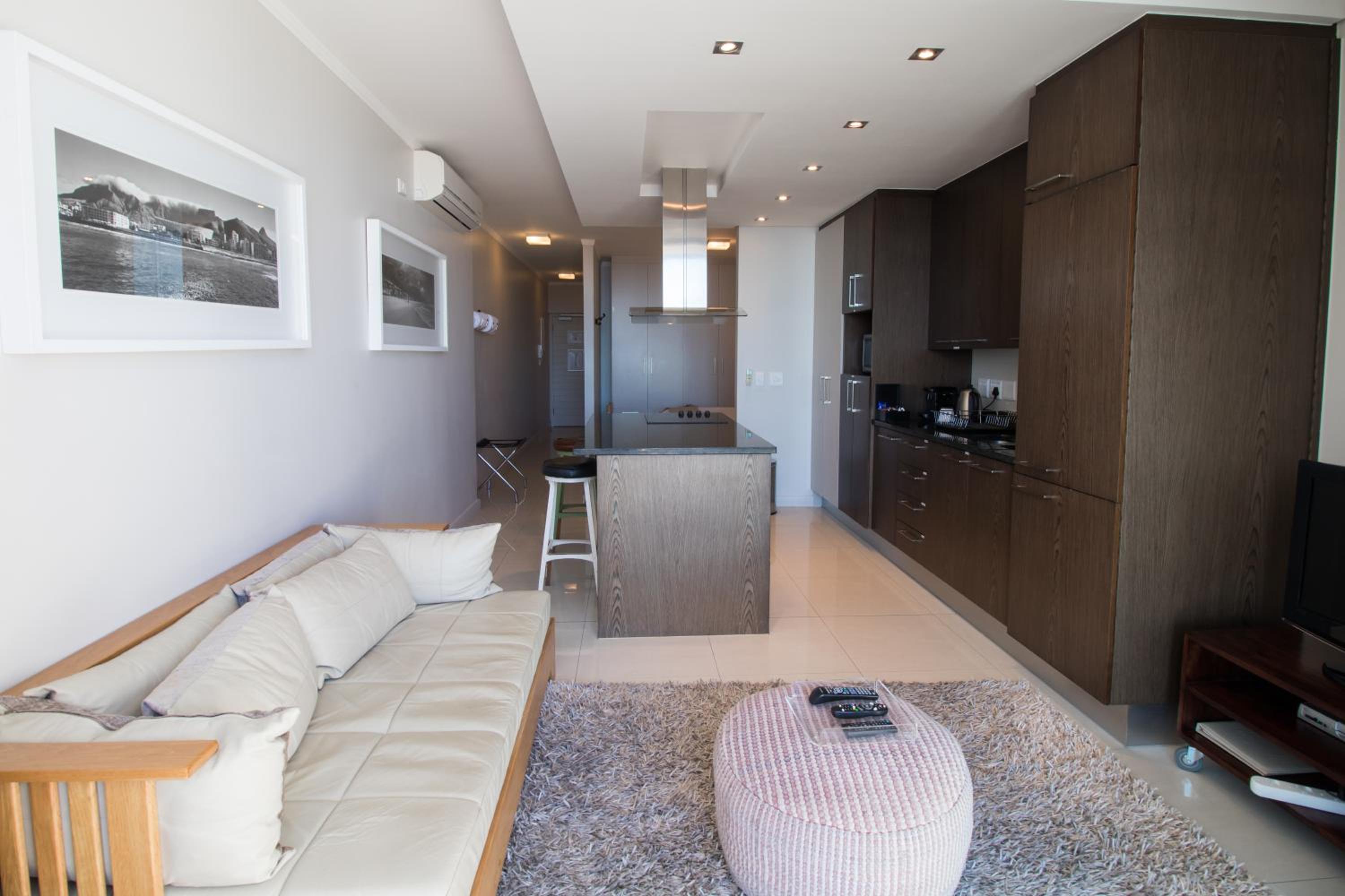 Camps Bay Luxury studio apartment - The Crystal view 4