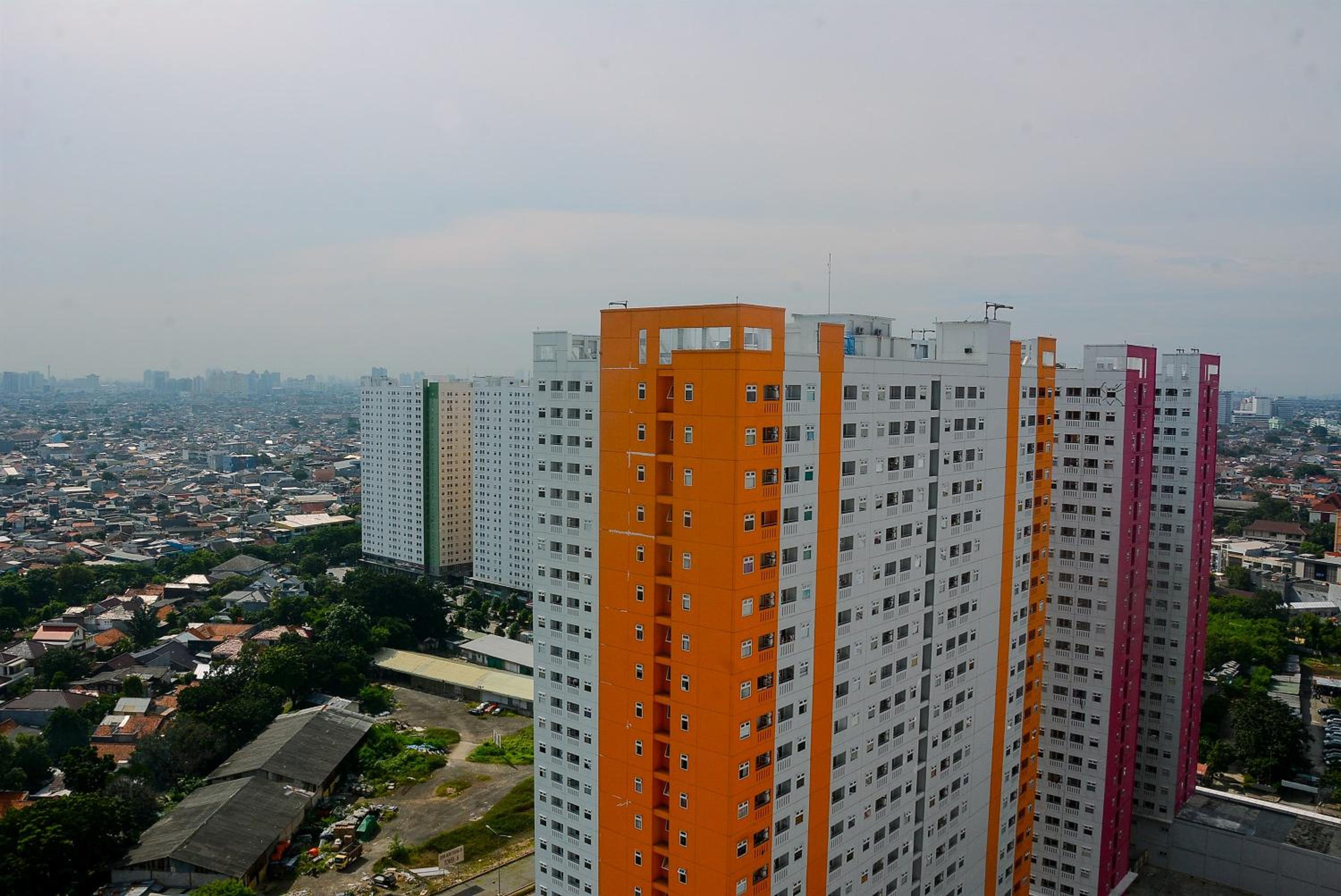 Lovely and Strategic Studio at Green Pramuka Apartment By Travelio