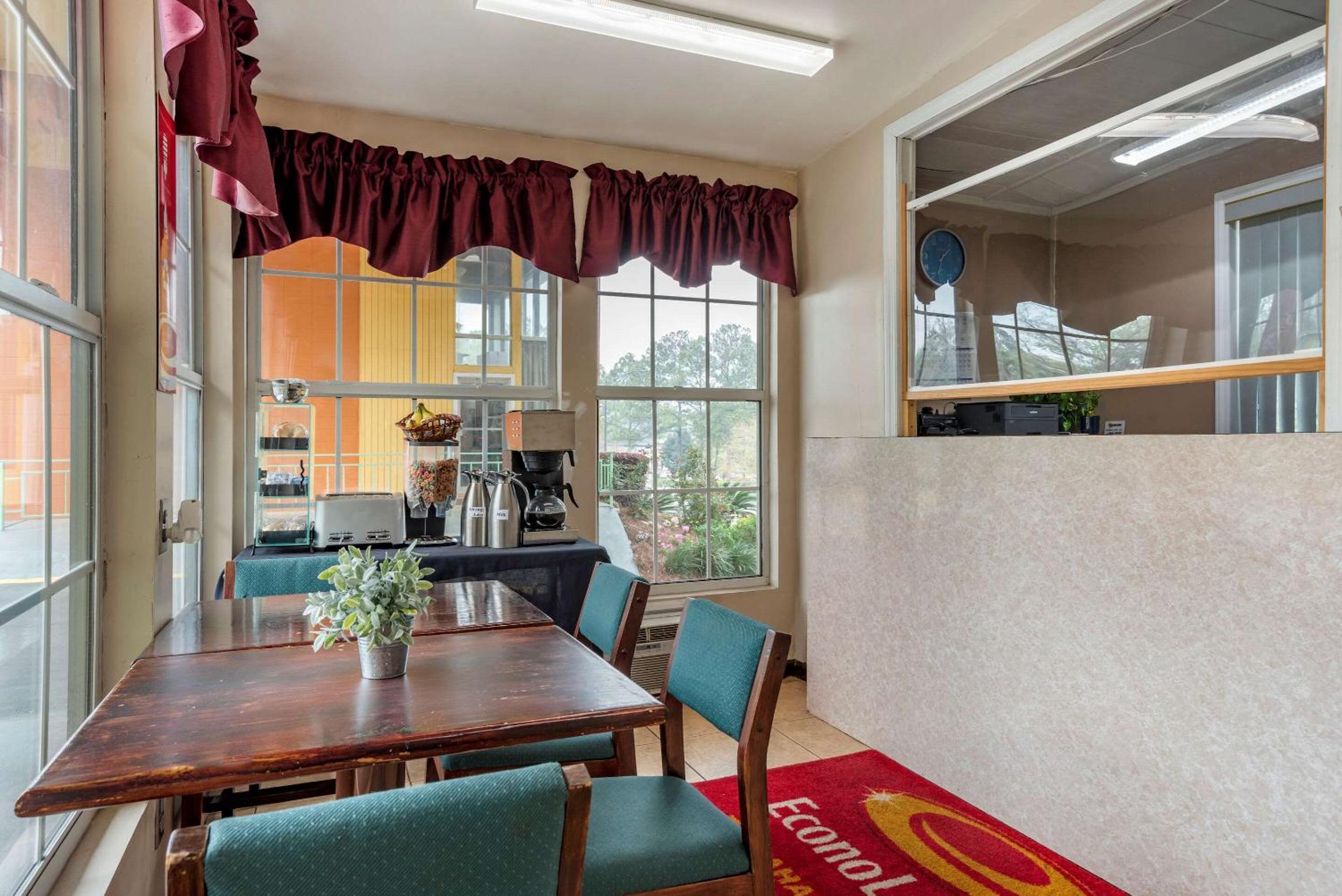 Econo Lodge Tallahassee Downtown - University view 3