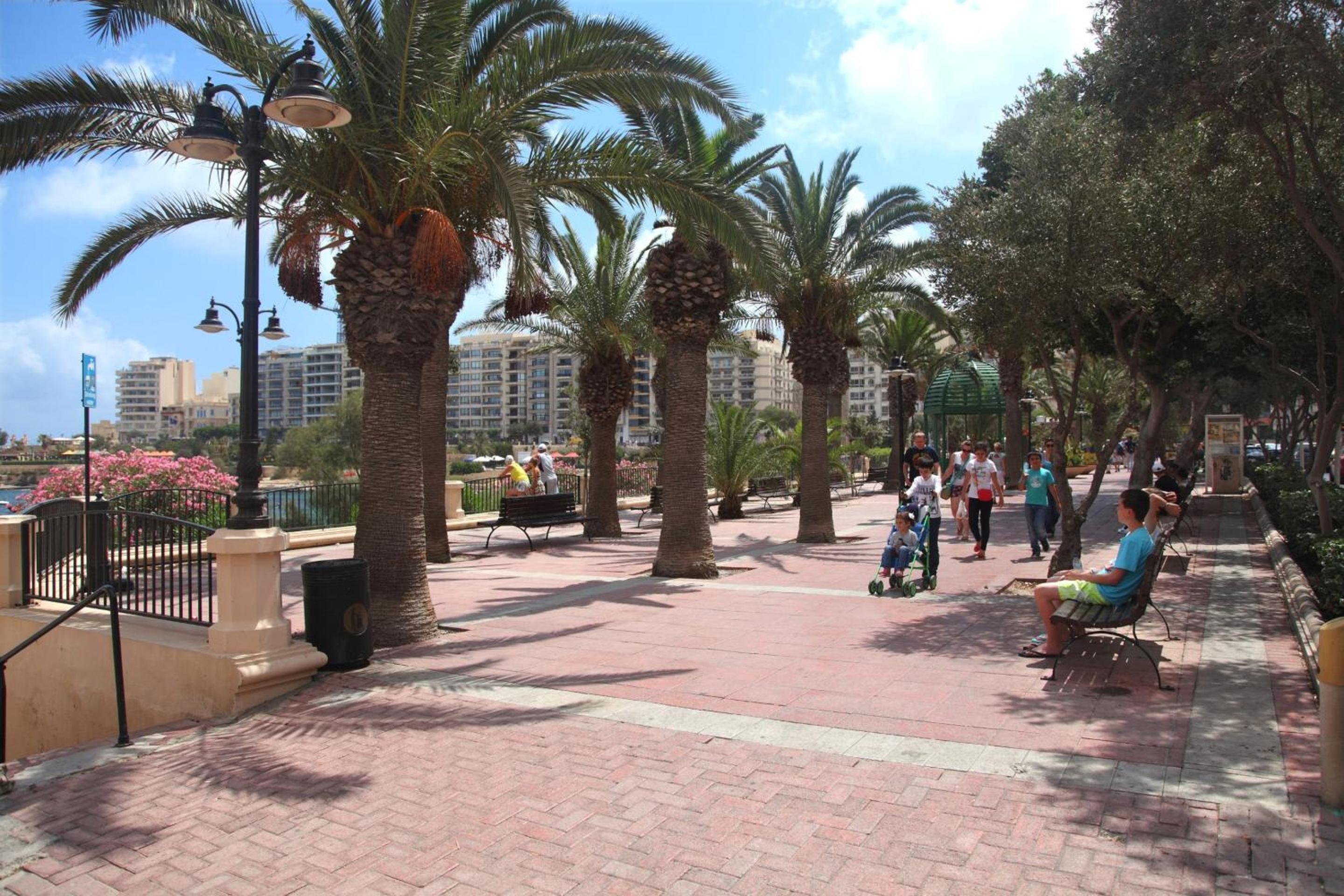 Modern 3 Bedroom & 3 Bathroom Apartment - near Balluta Bay photo 3