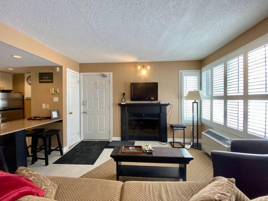 Quiet Hillside Studio - Wifi, Pool, Close to The Village