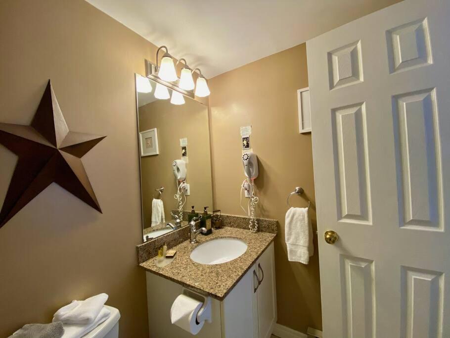 Quiet Hillside Studio - Wifi, Pool, Close to The Village