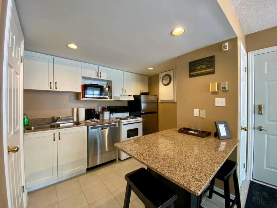 Quiet Hillside Studio - Wifi, Pool, Close to The Village