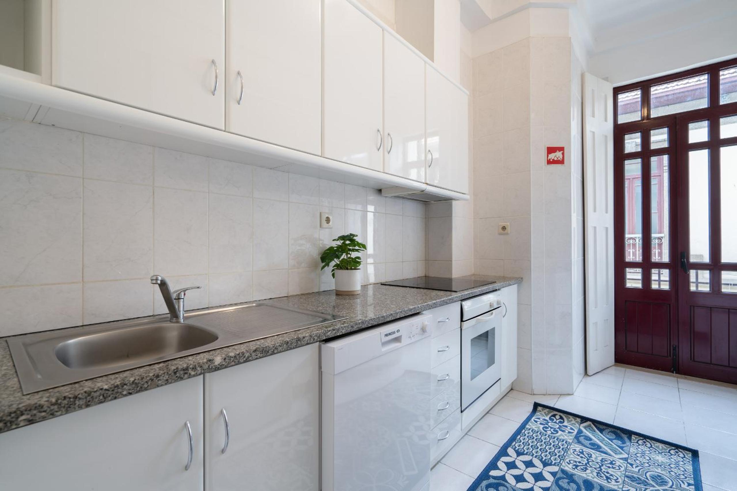 Host Wise - Spacious Comfortable Apartment - Balcony view 4