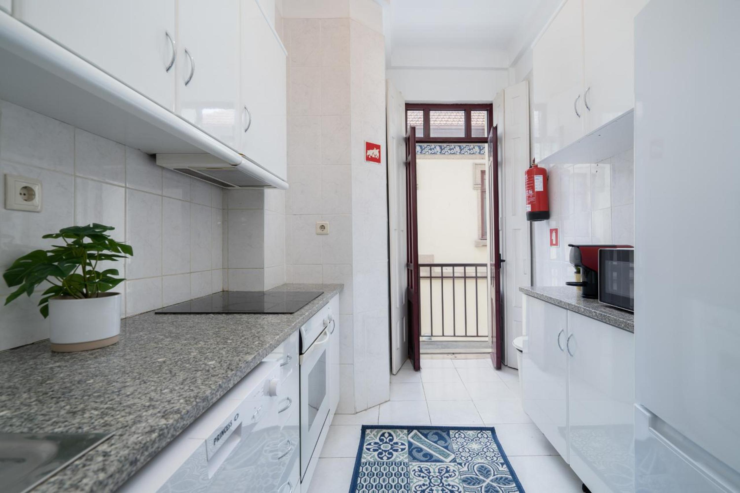 Host Wise - Spacious Comfortable Apartment - Balcony view 5