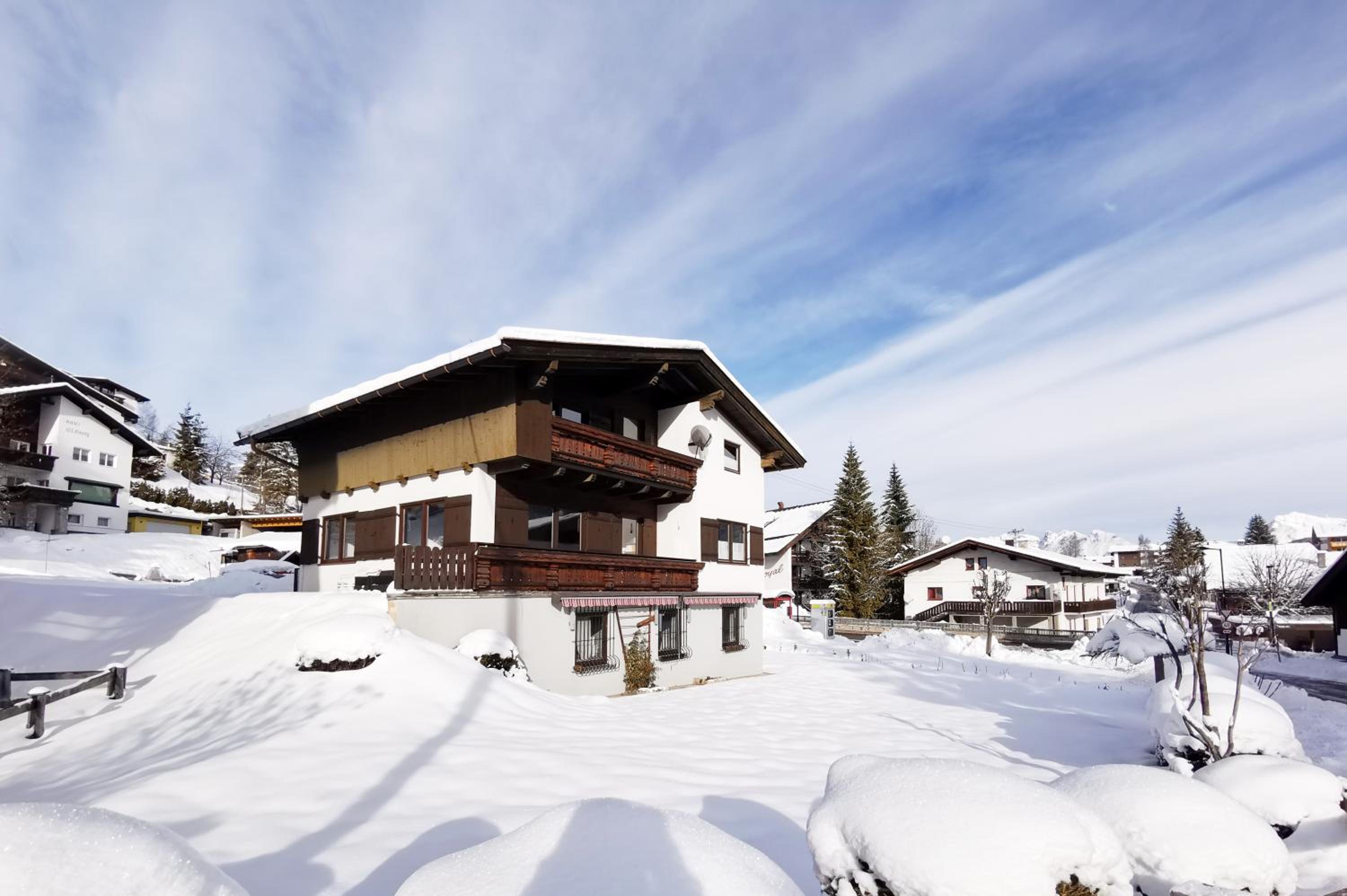 Family Friendly Chalet - Central with Beautiful Mountain Views