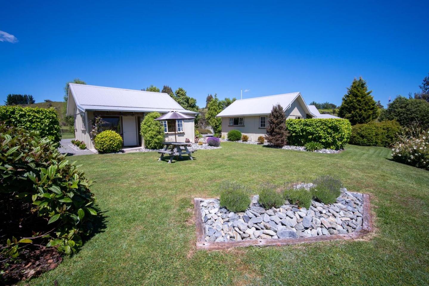 Blue Thistle Cottages - Image 2