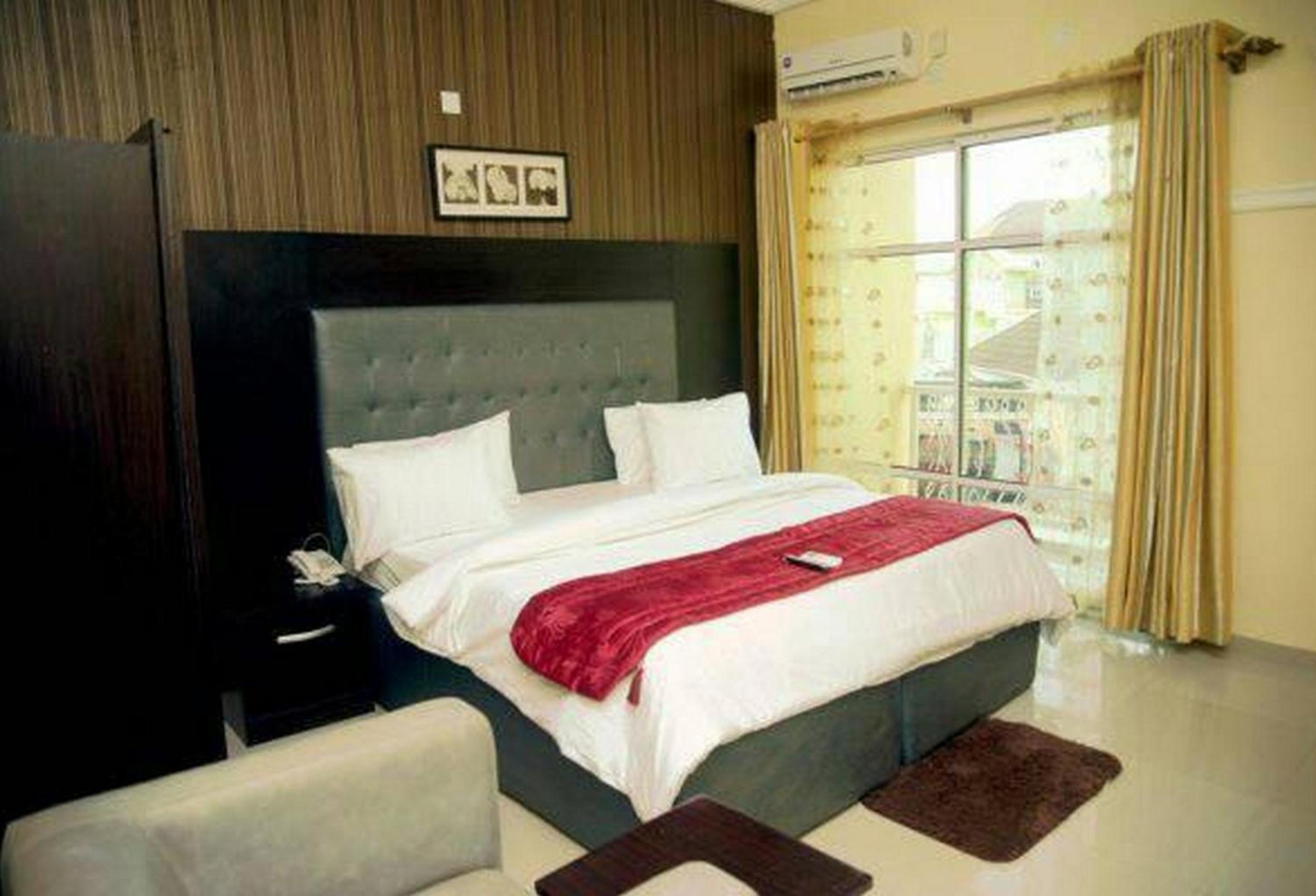 Hampton Towers Spa - Guest Room