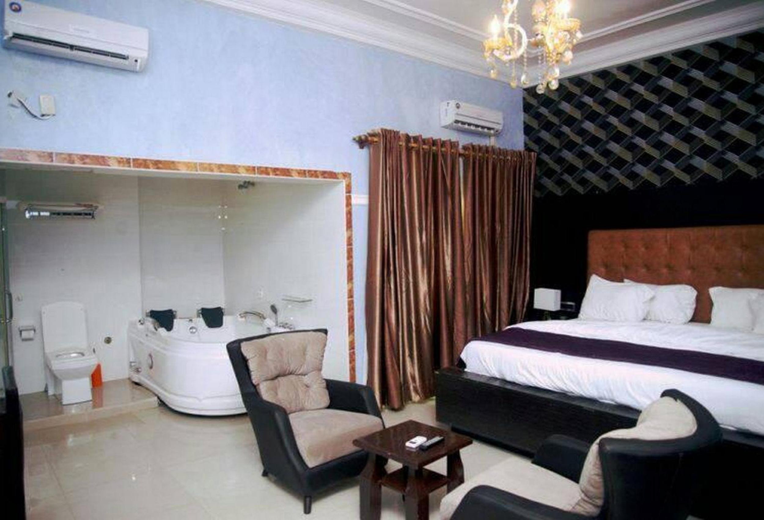 Hampton Towers Spa - Guest Room