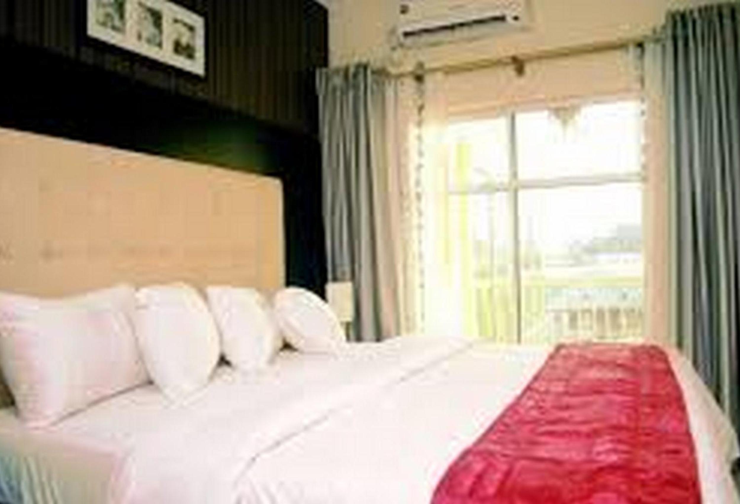 Hampton Towers Spa - Guest Room