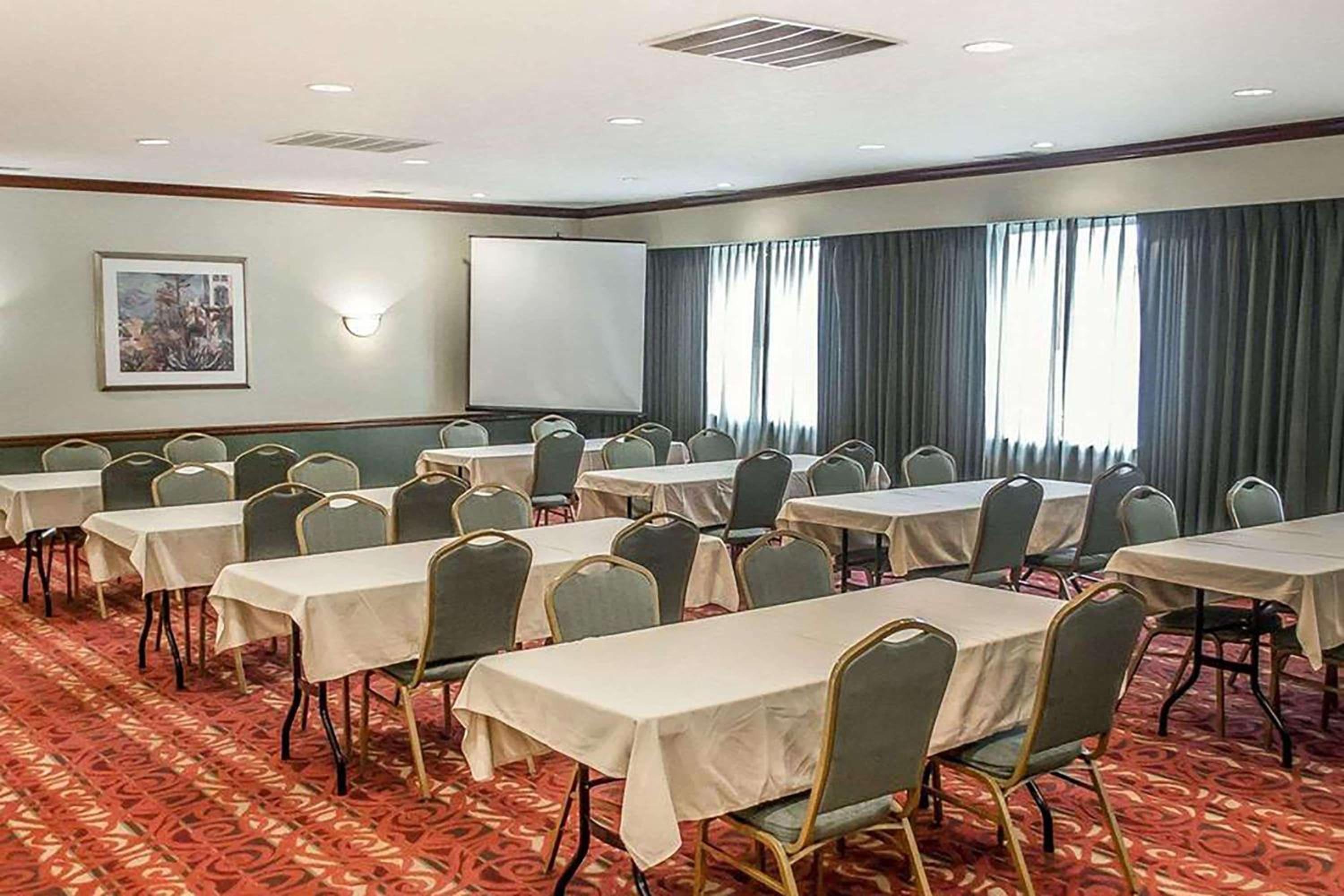 Days Inn by Wyndham Austintown