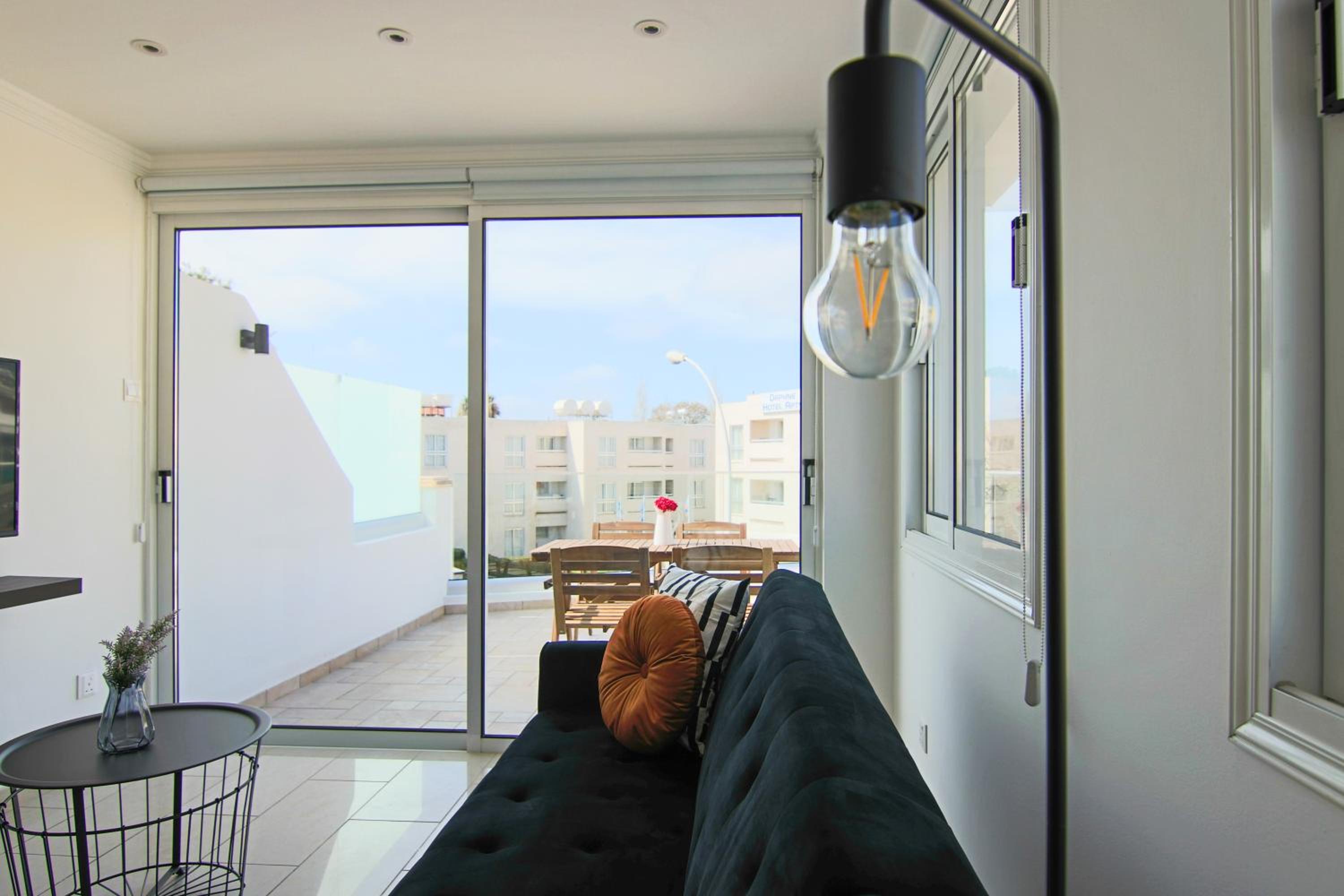 Phaedrus Living Seaside Flat Lighthouse 63