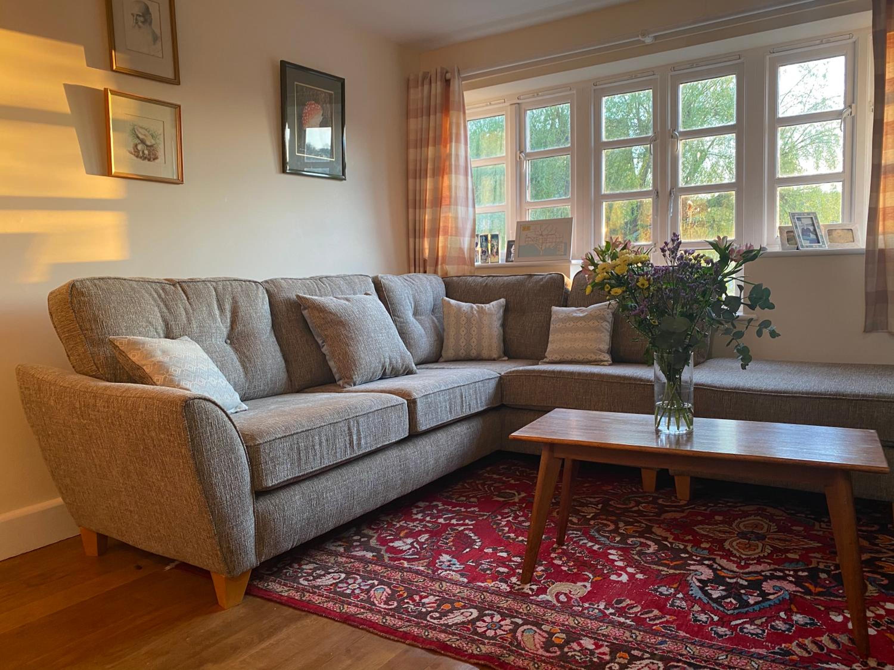 Relaxing townhouse in the heart of Bridport view 3