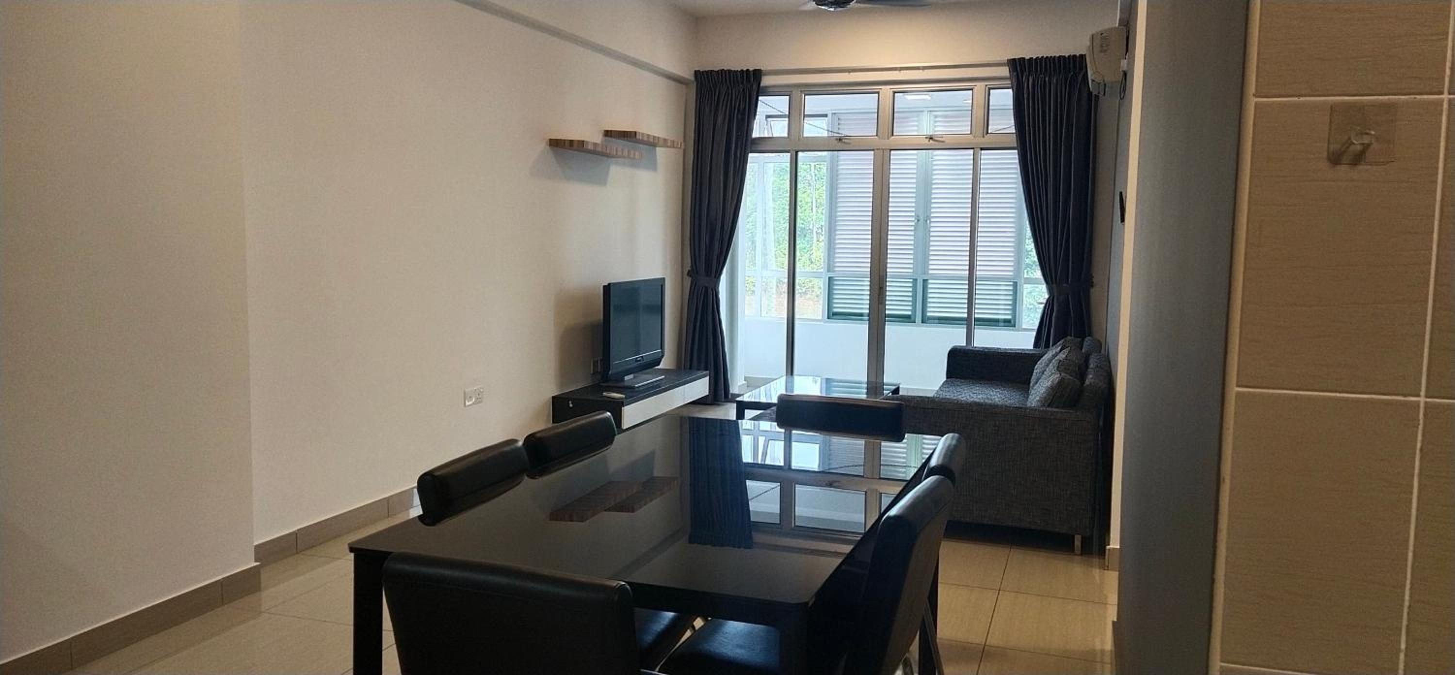 8pax Mount austin Midori Green homestay