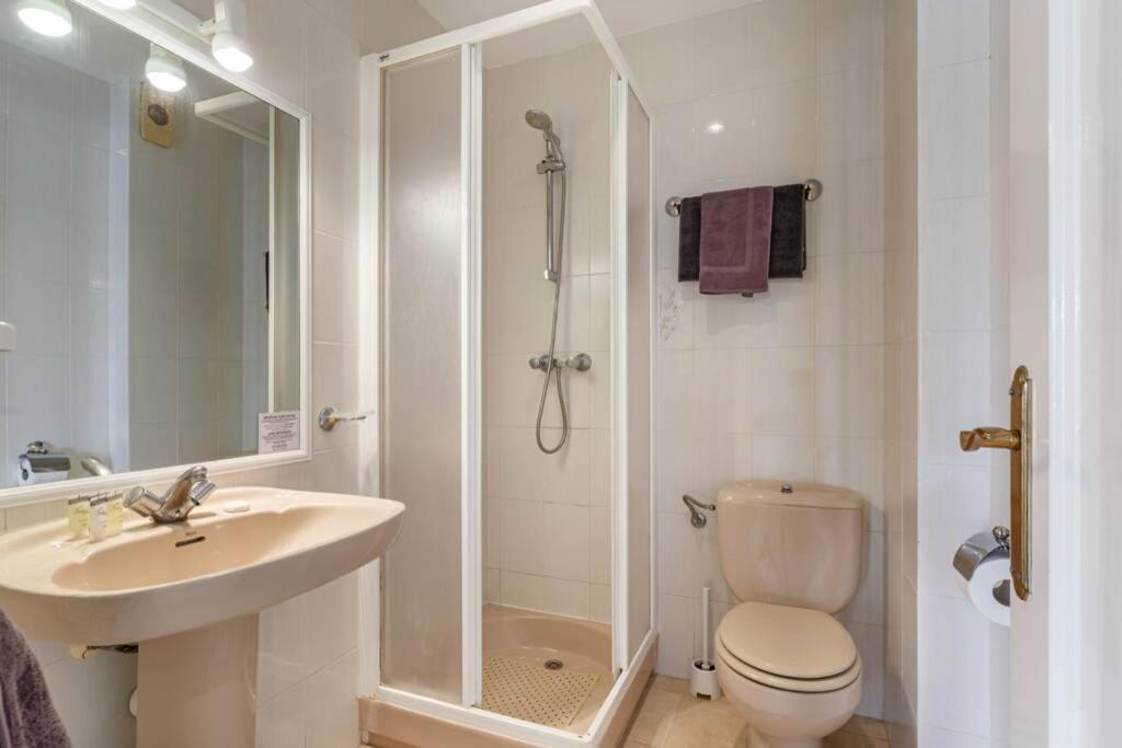 Stylish one bed apartment at Matchroom Country Club photo 2
