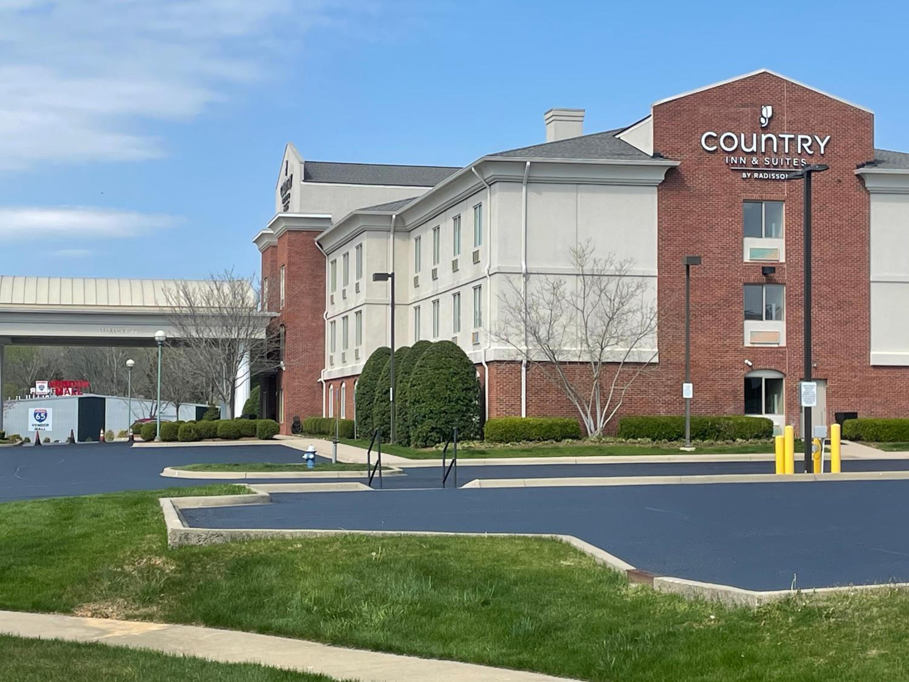 Hotel Country Inn & Suites by Radisson, Elizabethtown, KY - Image 1