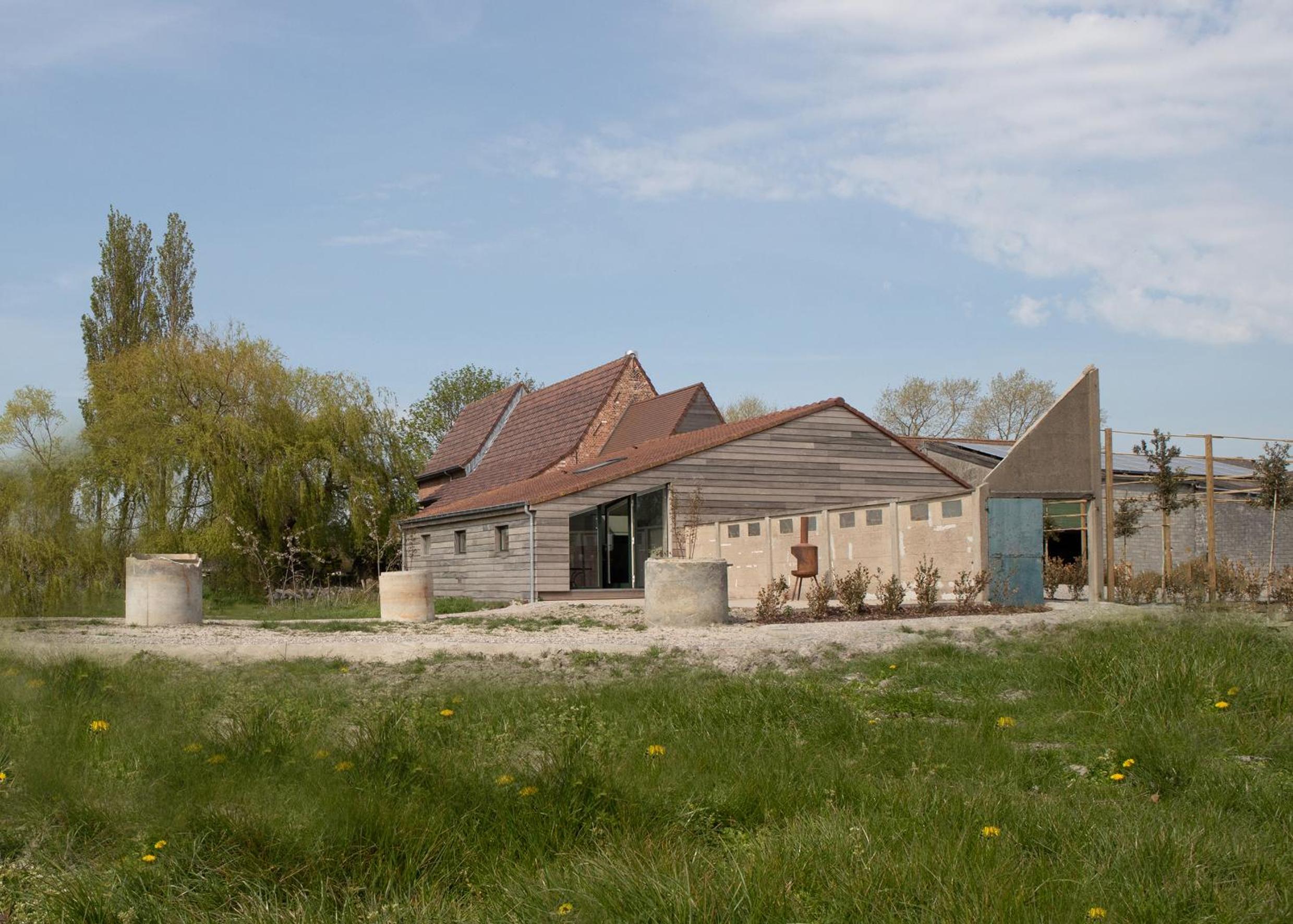 Landelijk vakantiehuis in Diksmuide met een tuin en vijver